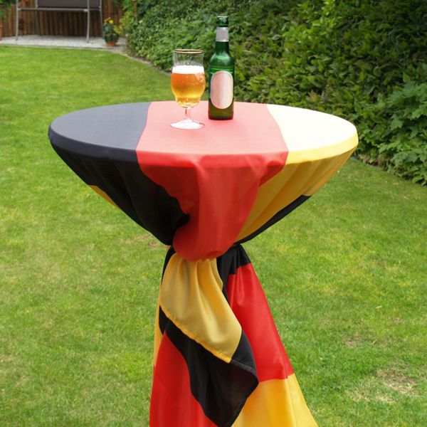 Tischwäsche (Tischdecke), sog. Stehtisch-Decke, Foto siehe Anlage,
- in einem Polybeutel mit bedrucktem Pappeinleger verpackt,
- rechteckig; in den Abmessungen von laut Antrag 300 cm x 150 cm,
- aus ca. 0,1 mm dicken, verschiedenen einfarbigen Geweben aus laut Antrag Polyester (synthetische
  Chemiefasern),
- an den Rändern durch Umschlagen und Festnähen gesäumt (somit konfektioniert),
- die als Tischdecke verwendete Ware wird üblicherweise gewaschen; kennzeichnet sich nach
  Material und Verwendungszweck als Tischwäsche.

"Tischwäsche, aus Spinnstoffen, aus Geweben, aus Chemiefasern"