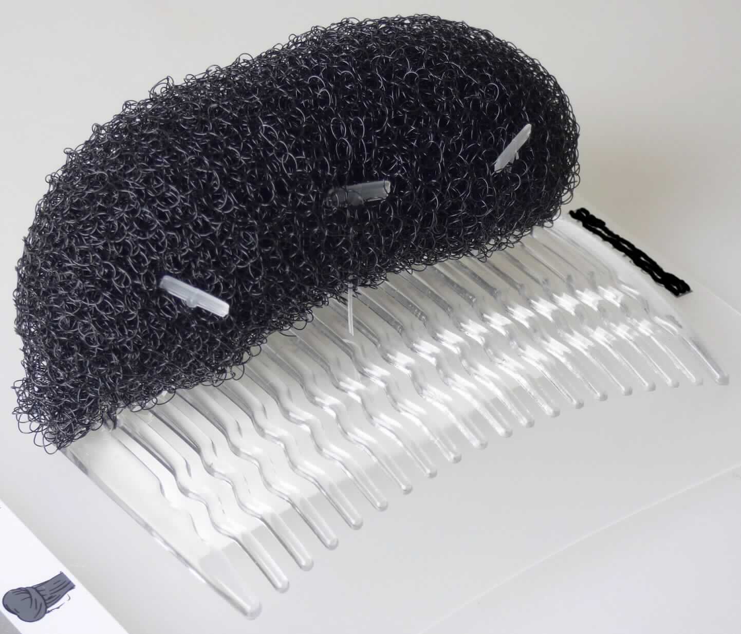 Bei der zu begutachtenden Ware handelt es sich um einen Einsteckkamm aus Kunststoff (charakterbestimmendes Material hinsichtlich Verwendungszweck), dessen oberer Rand mit einem länglichen Duttpolster aus sog. "Sponge Stretchgarn" versehen ist.
Der mit einem Kunststoffhänger für den Einzelverkauf aufgemachte Kamm wird zum Zusammen- bzw. Zurückhalten des Haares verwendet. Gleichzeitig kann der Dutt durch das Polster vergrößert und leichter frisiert werden.

Er ist als "Einsteckkamm, aus Kunststoff" einzureihen.