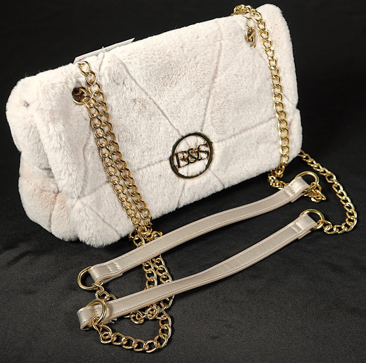 Handtasche, sog. JBB2291034 Handtasche fake fur, Foto siehe Anlage,
- mit einer Außenseite aus Spinnstoffen (Püschgewirke),
- an der Vorderseite mit einem Logo aus unedlem Metall,
- mit zwei Schultertrageriemen in Form einer Gliederkette aus unedlem Metall mit eingearbeiteten
  Streifen aus Kunststoff,
- mit einer Überschlagklappe mit einem magnetischen Druckknopf versehen,
- - gefüttert; innen mit einem eingesetzten Reißverschlussfach ausgestattet,
- mit den Abmessungen: ca. 31 cm (Breite) x 23 cm (Höhe) x 10 cm (Tiefe),
- nicht handgearbeitet (laut Antrag),
- Handtasche, da aufgrund der Form, der Größe und des Gesamteindrucks in erster Linie dazu geeignet,
  kleinere, persönliche Gegenstände aufzunehmen.

"Handtasche, mit Außenseite aus Spinnstoffen, nicht handgearbeitet"
