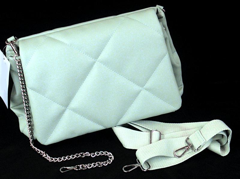 Handtasche, sog. JBB2260784 - Tasche PISTACHIO, Foto siehe Anlage,
- mit einer Außenseite aus Kunststofffolien (lederartig geprägt); mit Steppnähten verziert,
- mit zwei abnehmbaren Schultertrageriemen; einer in Form eines Gewebebands, der andere in Form
  einer Gliederkette aus unedlem Metall,
- mit einer Überschlagklappe mit einem magnetischen Druckknopfverschluss,
- unter der Überschlagklappe mit einem entlang des oberen Rands verlaufenden Reißverschluss,
- - gefüttert; innen mit zwei aufgesetzten, offenen Einsteckfächern und einem eingesetzten
    Reißverschlussfach ausgestattet,
- mit den Abmessungen: ca. 34 cm (Breite) x 25 cm (Höhe) x 10 cm (Tiefe),
- Handtasche, da aufgrund der Form, der Größe und des Gesamteindrucks in erster Linie dazu geeignet,
  kleinere, persönliche Gegenstände aufzunehmen.

"Handtasche, mit Außenseite aus Kunststofffolien"