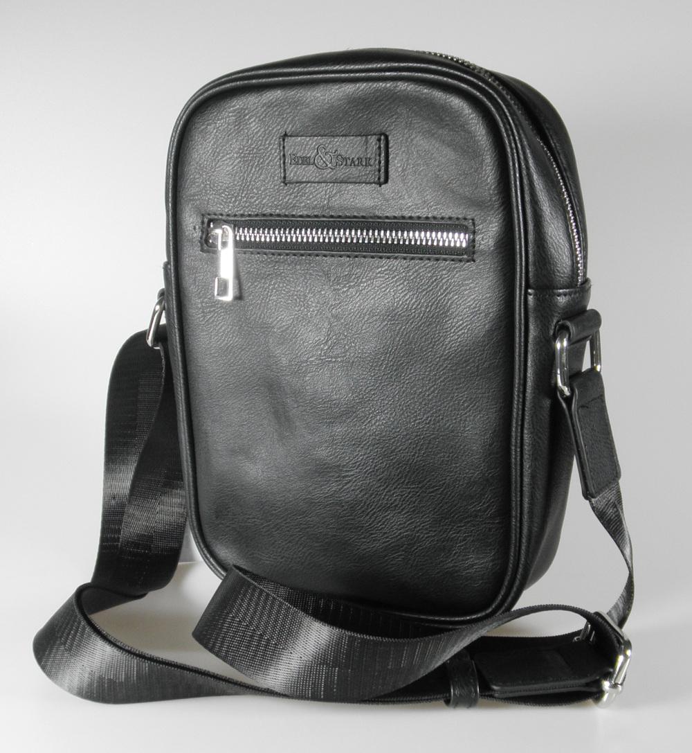 Handtasche, sog. JBB2260751A Herrentasche, Foto siehe Anlage,
- mit einer Außenseite aus Kunststofffolien (lederartig geprägt),
- mit einem längenverstellbaren Schultertragegurt,
- mit einem eingesetzten Vorfach mit Reißverschluss,
- das Hauptfach ist mit einem entlang des oberen Randes bis zu den Seiten verlaufenden
  Reißverschluss versehen,
- - gefüttert; innen mit einem aufgesetzten, offenen Einsteckfach und einem eingesetzten
    Reißverschlussfach ausgestattet,
- mit den Abmessungen: ca. 19 cm (Breite) x 25 cm (Höhe) x 5 cm (Tiefe),
- Handtasche, da aufgrund der Form, der Größe und des Gesamteindrucks in erster Linie dazu
  geeignet, kleinere, persönliche Gegenstände aufzunehmen.

"Handtasche, mit Außenseite aus Kunststofffolien"