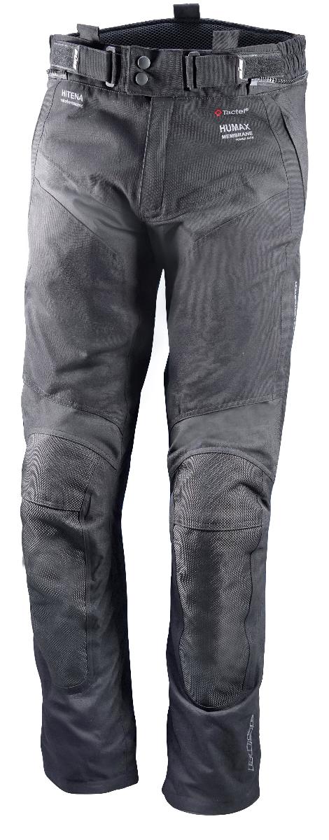 Lange Hose, Größe L/52, Foto siehe Anlage,
- in einem Polybeutel verpackt,
- aus verschiedenen bis zu ca. 0,6 mm dicken, einfarbigen Geweben aus laut Antrag 100 % synthe-
  tischen Chemiefasern,
- durchgehend gefüttert; zusätzlich mit einem heraustrennbaren, mehrlagigen Futter, das nicht
  separat getragen werden kann,
- in der Taille abschließend; mit einem angesetzten Bund mit einem Verbindungsreißverschluss
  zur Befestigung an einem Oberteil; mit zwei Klettverschlussriegeln zu verengen,
- vorn am Bund mit einer Öffnung mit einem Haken- und Druckknopfverschluss von links über 
  rechts (Männerkleidung); unterhalb des Bundes mit einem erweiternden Einsatz, der mit einem
  Reißverschluss mit überlappender Patte von links über rechts zu verengen ist,
- vorn mit zwei eingesetzten Taschen mit Druckknopfverschluss; hinten mit einer Gesäßtasche 
  mit Reißverschluss,
- mit zwei mit Gewirken unterlegten Belüftungsschlitzen mit Reißverschluss ausgestattet,
- im Bereich der Knie und der Hüfte mit herausnehmbaren Protektoren aus augenscheinlich Kunst-
  stoff,
- vorn im Bereich der Knie und Schienbeine mit aufgenähten Zuschnitten aus Geweben verstärkt
  und im Bereich des Gesäßes mit sog. Antirutschmaterial versehen,
- mit knöchellangen Hosenbeinen; an den Beinabschlüssen mit Klettverschlussriegeln zu verengen
  sowie mit ca. 25 cm hochreichenden Reißverschlüssen mit erweiternden Einsätzen ausgestattet,
- keine Arbeits- und Berufskleidung.

"Lange Hose, aus Geweben, für Männer, aus synthetischen Chemiefasern, keine Arbeits- und 
 Berufskleidung"