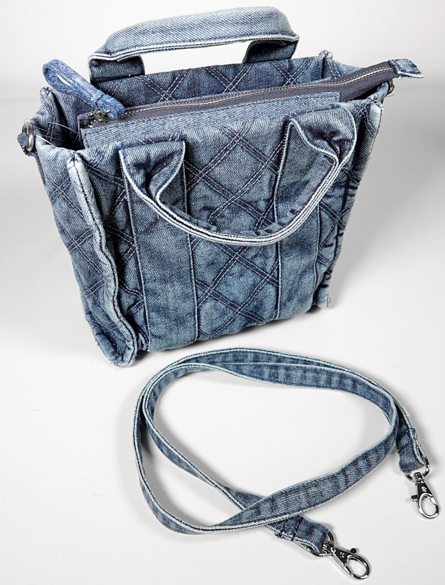 Handtasche, sog. 0186 light blue Bag, Foto siehe Anlage,
- mit einer Außenseite aus Spinnstoffen (laut Antrag washed denim),
- mit zwei Handtragegriffen,
- mit einem abnehmbaren, längenverstellbaren Schultertragegurt,
- mit einem entlang des oberen Randes verlaufenden Reißverschluss versehen,
- - gefüttert; mit einem aufgesetzten, offenen Einsteckfach ausgestattet,
- mit den Abmessungen: ca. 28 cm (Breite) x 22 cm (Höhe) x 11 cm (Tiefe),
- nicht handgearbeitet (laut Antrag),
- Handtasche, da aufgrund der Größe und des Gesamteindrucks in erster Linie 
  dazu geeignet, kleinere, persönliche Gegenstände aufzunehmen.

"Handtasche, mit Außenseite aus Spinnstoffen, nicht handgearbeitet"