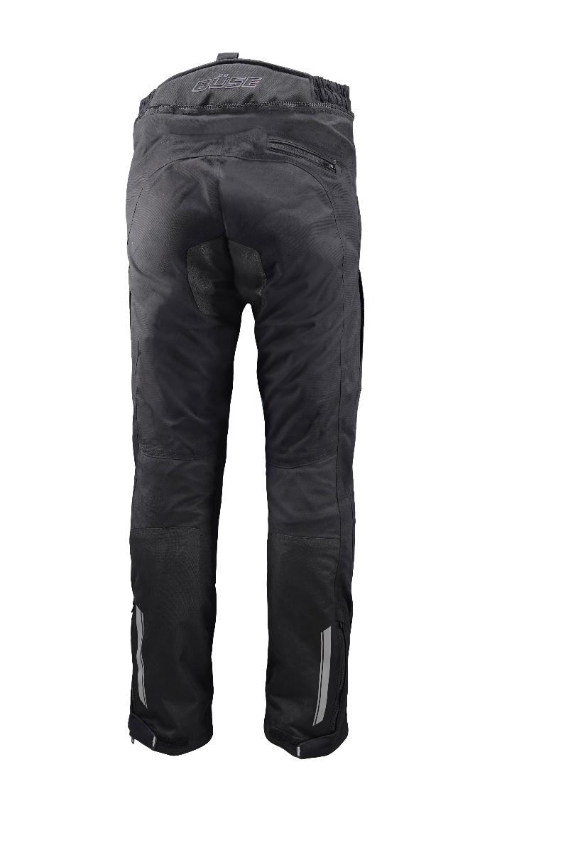 Lange Hose, Größe 38, Foto siehe Anlage,
- in einem Polybeutel verpackt,
- aus verschiedenen bis zu ca. 0,6 mm dicken, einfarbigen Geweben aus laut Antrag 100 % synthe-
  tischen Chemiefasern,
- durchgehend gefüttert; zusätzlich mit einem heraustrennbaren, mehrlagigen Futter, das nicht
  separat getragen werden kann,
- in der Taille abschließend; mit einem angesetzten Bund mit einem Verbindungsreißverschluss
  zur Befestigung an einem Oberteil; mit zwei Klettverschlussriegeln zu verengen,
- vorn am Bund mit einer Öffnung mit einem Haken- und Druckknopfverschluss von rechts über 
  links (Frauenkleidung); unterhalb des Bundes mit einem erweiternden Einsatz, der mit einem
  Reißverschluss mit überlappender Patte von rechts über links zu verengen ist,
- vorn mit zwei eingesetzten Taschen mit Druckknopfverschluss; hinten mit einer Gesäßtasche 
  mit Reißverschluss,
- mit zwei mit Gewirken unterlegten Belüftungsschlitzen mit Reißverschluss ausgestattet,
- im Bereich der Knie und der Hüfte mit herausnehmbaren Protektoren aus augenscheinlich Kunst-
  stoff,
- vorn im Bereich der Knie und Schienbeine mit aufgenähten Zuschnitten aus Geweben verstärkt
  und im Bereich des Gesäßes mit sog. Antirutschmaterial versehen,
- mit knöchellangen Hosenbeinen; an den Beinabschlüssen mit Klettverschlussriegeln zu verengen
  sowie mit ca. 24 cm hochreichenden Reißverschlüssen mit erweiternden Einsätzen ausgestattet,
- keine Arbeits- und Berufskleidung.

"Lange Hose, aus Geweben, für Frauen, aus synthetischen Chemiefasern, keine Arbeits- und 
 Berufskleidung, nicht nach dem Batik-Verfahren handbedruckt"