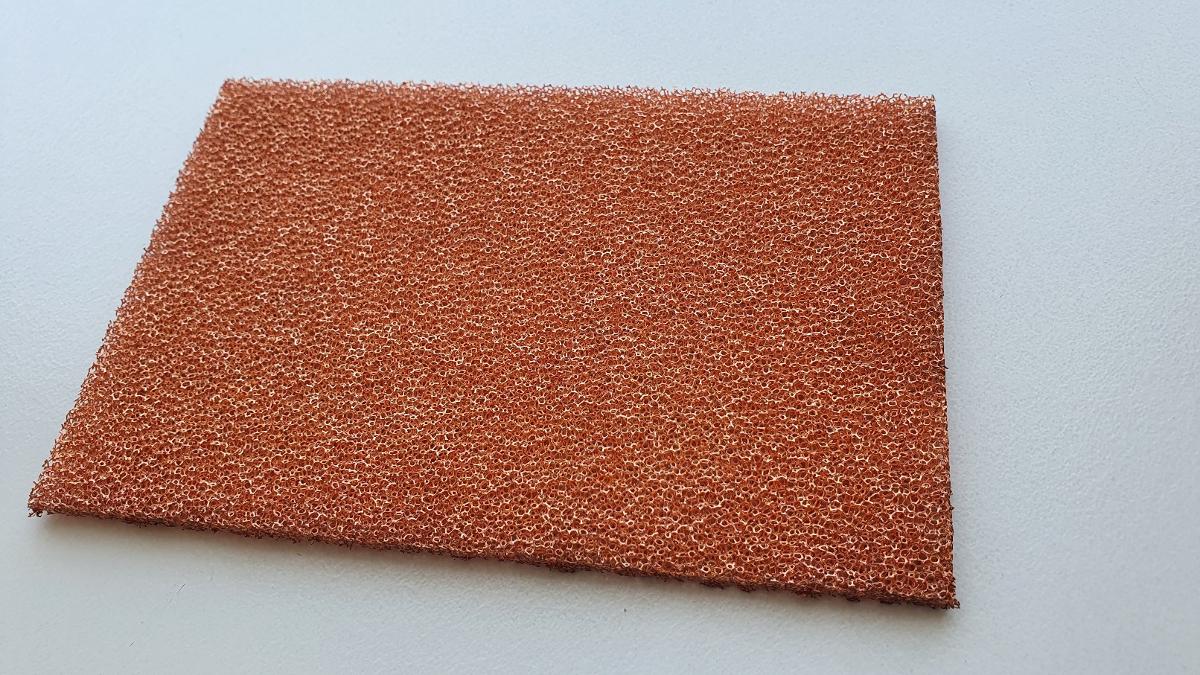 Bei dem sog. offenporigen Kupferschaum handelt es sich um rechteckig zugeschnittene Flacherzeugnisse mit poröser Struktur aus reinem Kupfer mit einer maximalen Länge von etwa 1000 mm, einer maximalen Breite von etwa 500 mm und einer Dicke von etwa 1,0 mm bis 40 mm. Unterscheiden lassen sich diese durch ihre Dichte und die Porengröße, welche in ppi (=Anzahl Poren pro Inch) angegeben wird. Typische Porengrößen liegen zwischen 10 ppi und 120 ppi. Die Waren werden in unterschiedlichen Bereichen verwendet.
- Antragstellerangaben -

Abbildung siehe Anlage

Derartige Erzeugnisse gehören als "andere (als in den TARIC-Codes 7419 2000 10 bis 7419 8090 10 genannte) Waren aus Kupfer" zum TARIC-Code 7419 8090 98.