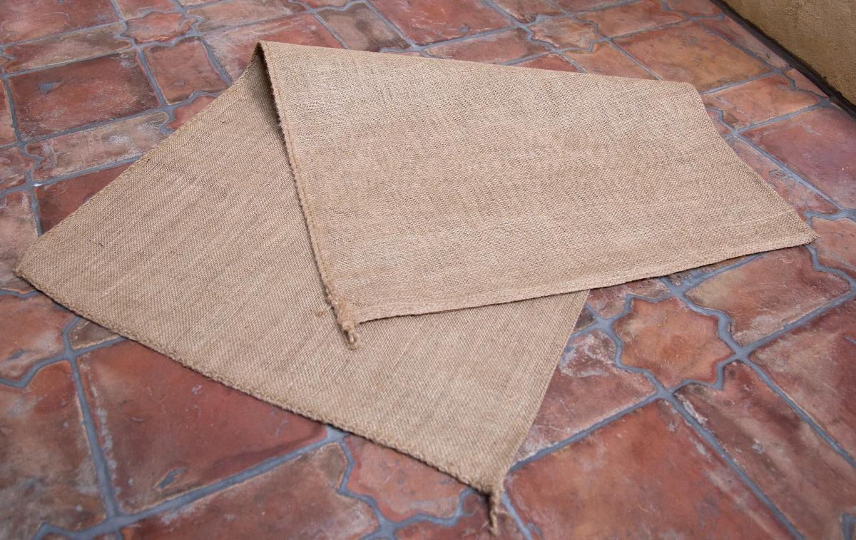 Sack zu Verpackungszwecken, Foto siehe Anlage,
- laut Antrag:
-- in verschiedenen Ausführungen und Größen,
-- von rechteckiger Form,
-- aus ca. 1,1 mm bzw. 0,9 mm dicken Geweben aus Jute,
-- am oberen Rand offen,
-- an einer Längs- und einer Schmalseite zusammengenäht,
-- nicht gebraucht,
-- dient zum Verpacken von z. B. Kartoffeln,
- durch Zusammenfügen konfektioniert.

"Sack zu Verpackungszwecken, aus Spinnstoffen, aus Jute, nicht gebraucht"