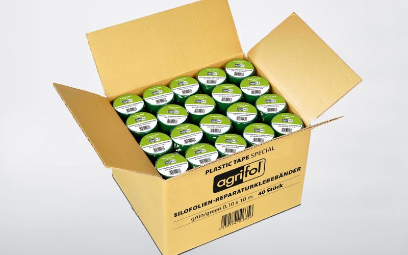 Angaben des Antragstellers:
Es handelt sich um ein Klebeband, bestehend aus einer Trägerfolie aus Polyvinylchlorid und einem Kleber (nicht vulkanisierter, synthetischer Kautschuk). Die Ware liegt in verschiedenen Abmessungen (0,10 x 10 m und 0,05 x 5 m) und Farben (weiß, grün und schwarz) vor.

Feststellungen an Warenmustern:
Es wurden drei Rollen Klebeband (Breite jeweils ca. 10 cm) in verschiedenen Farben vorgelegt. Die Klebebänder bestehen aus Polyvinylchlorid sowie einem nicht vulkanisiertem, synthetischen Kautschuk.

Befund:
Bänder aus Polyvinylchlorid, mit nicht vulkanisiertem synthetischen Kautschuk bestrichen.