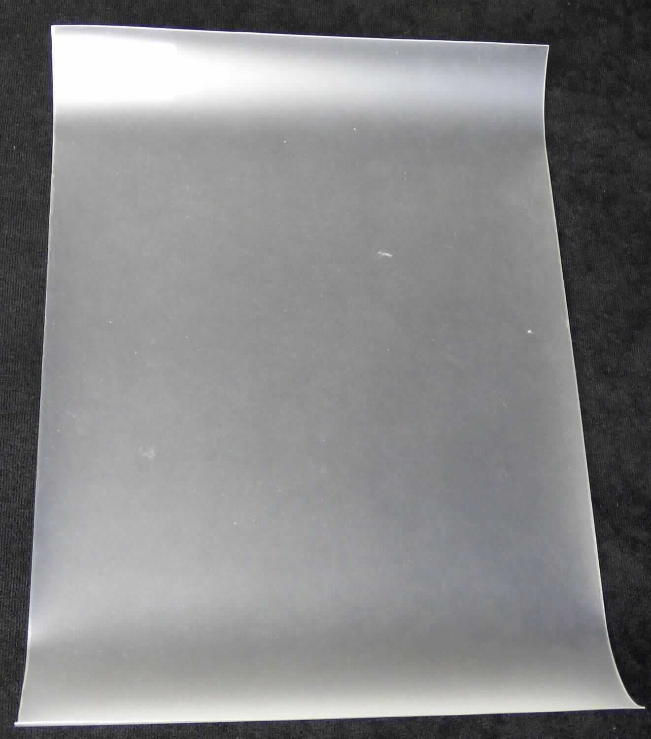 Angaben des Antragstellers:
Thermoplastische Folie aus Polyurethan mit einer Dicke von 250 µm oder mehr, jedoch nicht mehr als 300 µm, auf einer Seite mit einer abziehbaren Schutzfolie (PET oder PP) bezogen.
Nach den vorliegenden Unterlagen handelt es sich um Meterware auf Rolle.

Feststellungen an einem Warenmuster:
Es wurde ein rechteckiger Abschnitt einer farblosen, leicht milchigen, nicht selbstklebenden Folie vorgelegt, welche einseitig mit einer Schutzfolie versehen ist. Die Oberseite der Folie ist matt, die Unterseite glänzend.

Befund:
Es handelt sich um eine Folie aus Polyurethan mit Schutzfolie. Die vorliegende Folie erfüllt die im TARIC-Code 3920 9928 50 beschriebenen Anforderungen.