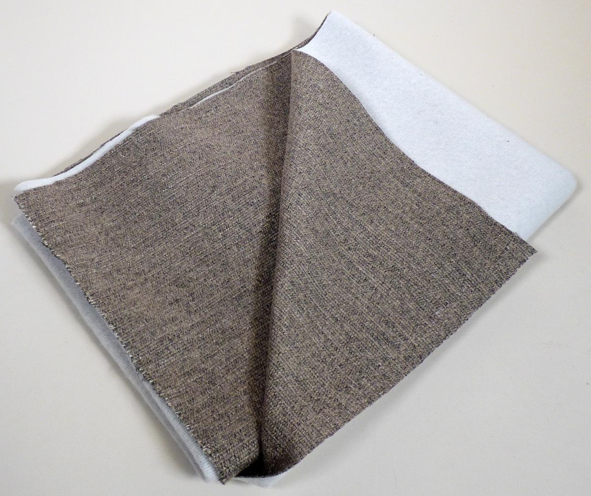 Textillaminat, sog. Möbelbezugsstoff, Art. Somalia, Foto siehe Anlage,
- als Meterware, mit einer Breite von laut Antrag 144 cm,
- laut Untersuchungsergebnis:
-- aus zwei mit ihrer ganzen Fläche aufeinanderliegenden und durch Kleben miteinander verbundenen
   Lagen:
--- mit einer Oberlage (Schauseite):
---- aus einem buntgewebten Gewebe (melierte Garne) in Leinwandbindung aus nicht hochfesten
     Garnen,
----- mit verwirbelten Kettgarnen aus synthetischen Filamenten (laut Antrag Polyester),
----- mit Schussgarnen aus Effektgarnen (Zwirn) aus synthetischen Filamenten (laut Antrag Polyester)
      und aus synthetischen Spinnfasern (Polyester),
---- mit einem Gesamtanteil an:
----- synthetischen Filamenten von ca. 77 - 79 GHT,
----- synthetischen Spinnfasern von ca. 21 - 23 GHT,
--- mit einer Unterlage:
---- aus einem gerauten Kuliergewirke aus synthetischen Chemiefasern,
- das die Schauseite bildende Gewebe verleiht der Ware insbesondere im Hinblick auf die Bedeutung in
  Bezug auf die Verwendung als Möbelbezugsstoff ihren wesentlichen Charakter.

"Gewebe aus Garnen aus synthetischen Filamenten, anderes als in den Unterpositionen 5407 10 bis
 5407 84 genannte, buntgewebt"