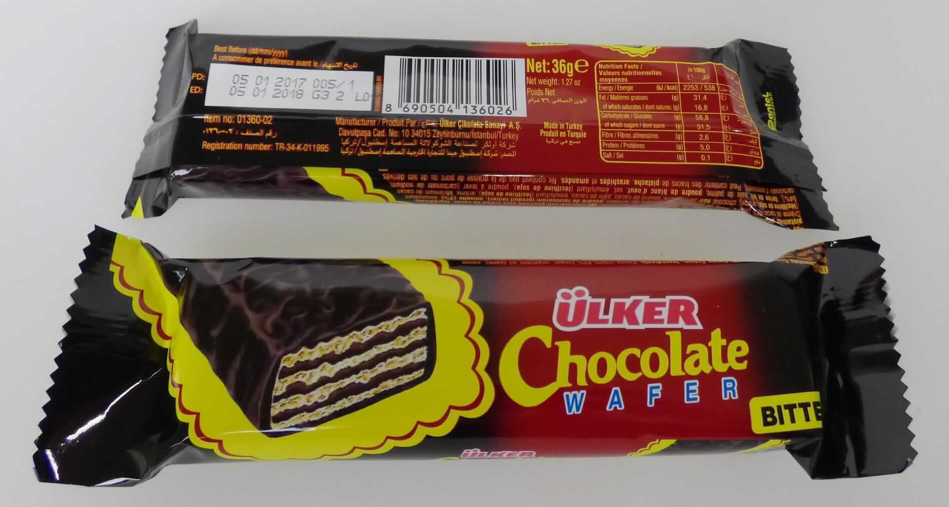Waffeln mit Bitterschokolade

Eine Produktspezifikation und ein Warenmuster lagen vor.

Gefüllter Waffelriegel (L = 11,5 cm; B = 3 cm; H = 1,5 cm), bestehend aus vier Waffelblättern und drei dunkel-
braunen Cremeschichten, mit dunkler Schokolade dünn aber vollständig überzogen, nach gesüßten Waffeln und 
Zartbitterschokolade schmeckend, einzeln verpackt in schwarz-rote Originalschlauchfolie; der Aufdruck enthält in 
englischer, französischer und arabischer Sprache Angaben zum Erzeugnis (auszugsweise): "Chocolate Wafer, 
BITTER", zum Nettoinhalt (36 g) und zu den Zutaten (siehe Feld 8).

Wassergehalt*: 10 GHT oder weniger
Stärke/Glucose**: 5 bis weniger als 25 GHT
Saccharose/Invertzucker/Isoglucose***: 30 bis weniger als 50 GHT
Milchfett*: 0 bis weniger als 1,5 GHT
Milchprotein*: 0 bis weniger als 2,5 GHT
*: berechnet aus der Rezeptur
**: festgestellt gemäß VO (EG) Nr. 900/2008, VO (EU) Nr. 118/2010
***: festgestellt gemäß VO (EG) Nr. 900/2008

Backware, Waffel mit einem Wassergehalt von 10 GHT oder weniger, ganz oder teilweise mit Schokolade oder 
kakaohaltigen Überzugsmassen überzogen oder bedeckt, in unmittelbarer Umschließung mit einem Gewicht des 
Inhalts von 85 g oder weniger