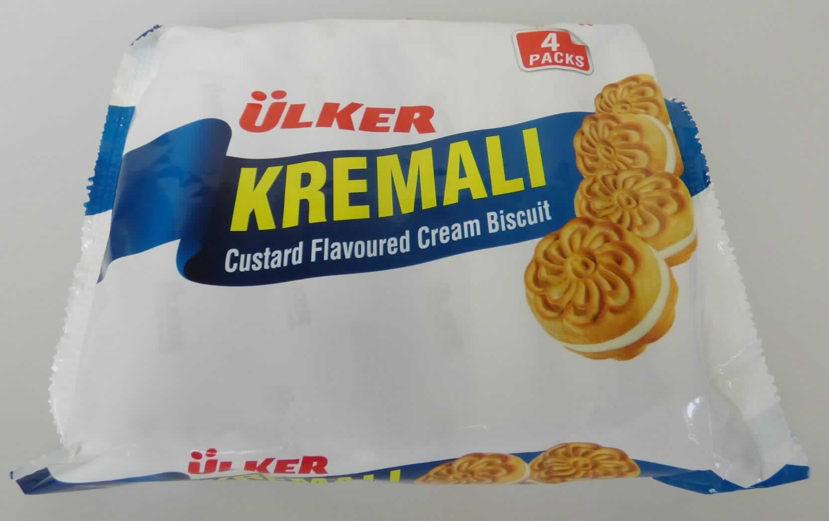 Doppelkekse mit Creme-Füllung ("Custard Flavour")

Eine Produktspezifikation und ein Warenmuster lagen vor.

Goldbraun gebackene, runde (Durchmesser 3,5 cm), mit einer weißen Cremeschicht gefüllte Doppelkekse 
mit Blütenprägung, nach trockenem, gesüßtem Mürbegebäck mit Vanillefettcreme schmeckend; vier einzeln 
verpackte Stapel befinden sich in einer überwiegend weiß-blauen Original-Schlauchfolie; der Aufdruck enthält 
in englischer, deutscher und weiteren Sprachen Angaben zum Erzeugnis ("Sandwich biscuits with cream - 
Doppelkekse mit Cremefüllung"), zum Nettoinhalt (244 g [4 x 61 g]) und zu den Zutaten (siehe Feld 8).

Wassergehalt im Keksanteil*: 12 GHT oder weniger
Fettgehalt im Keksanteil*: 35 GHT oder weniger
Stärke/Glucose**: 25 bis weniger als 50 GHT
Saccharose/Invertzucker/Isoglucose***: 5 bis weniger als 30 GHT
Milchfett*: 0 bis weniger als 1,5 GHT
Milchprotein*: 0 bis weniger als 2,5 GHT

*: berechnet aus der Zutatenliste
**: festgestellt gemäß VO (EG) 900/2008, VO (EU) 118/2010 
***: festgestellt gemäß VO (EG) 900/2008

Backware, Kekse gesüßt, ohne kakaohaltigen Überzug, mit einem Gehalt an Milchfett von weniger als 8 GHT, 
Doppelkekse mit Füllung