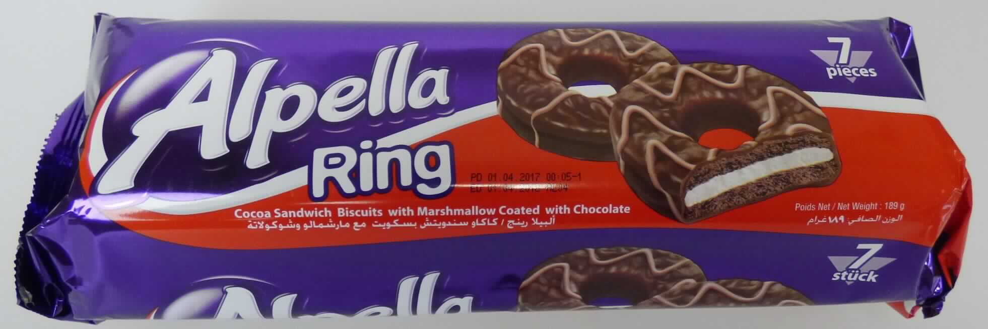 Kakao-Doppelkeks mit Marshmallowfüllung und Schokoladenüberzug

Beschaffenheit des vorgelegten Warenmusters (in Original-Umschließung):
Bedruckter, verschweißter Schlauchfolienbeutel; der Aufdruck (mehrsprachig) enthält Angaben zum Erzeugnis (Kakao-Doppelkekse mit Marshmallowfüllung und Schokoladenüberzug; 189 g) und zu den Zutaten (siehe Feld 8); darin eine wiederverschließbare, in Fächer unterteilte, transparente Kunststoffschale mit sieben ringförmigen, kakaohaltigen Doppelkeksen (Außendurchmesser ca. 7 cm, Innendurchmesser ca. 2 cm, Höhe ca. 1,5 cm) mit weißer Marshmallowfüllung, ganz mit dunkler Milchschokolade überzogen und mit hellbraunen Streifen einer kakaohaltigen Fettglasur verziert; nach gesüßtem Keks, Marshmallowcreme und Milchschokolade schmeckend. 

Wassergehalt (Keksanteil)*: 12 GHT oder weniger
Fett (Keksanteil)*: 35 GHT oder weniger
Stärke/Glucose**: 25 bis weniger als 50 GHT
Saccharose/ Invertzucker/Isoglucose***: 30 bis weniger als 50 GHT
Milchfett***: 0 bis weniger als 1,5 GHT
Milchprotein*: 0 bis weniger als 2,5 GHT 

*: abgeleitet aus den Antragsangaben in Verbindung mit den Analysedaten 
**: festgestellt gemäß VO (EG) 900/2008; VO (EU) 118/2010
***: festgestellt gemäß VO (EG) 900/2008


Backware, kakaohaltig, gesüßte Kekse, ganz mit Schokolade oder kakaohaltigen Überzugsmassen 
überzogen, in unmittelbaren Umschließungen mit einem Gewicht des Inhalts von mehr als 85 g