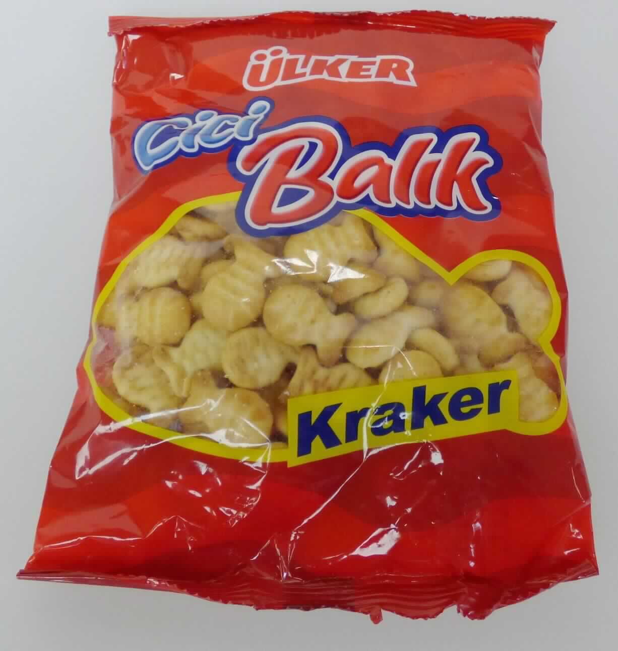 Salzcracker in Fischform

Beschaffenheit des vorgelegten Warenmusters (in Original-Umschließung):
Überwiegend rot bedruckter Original-Schlauchfolienbeutel mit Sichtfenster; der mehrsprachige Aufdruck enthält 
Angaben zum Erzeugnis (Salzcracker; 135 g) und zu den Zutaten (siehe Feld 8); darin braunes, keksähnliches 
Salzgebäck in Form von Fischen (Länge ca. 2,8 cm; Breite 1,8 cm; Dicke ca. 0,6 cm); Geschmack nach 
Crackergebäck, salzig, nicht süß.

Stärke/Glucose*: 50 bis weniger als 75 GHT
Saccharose/ Invertzucker/Isoglucose**: 0 bis weniger als 5 GHT
Milchfett, Milchprotein***: nicht enthalten

*: festgestellt gemäß VO (EG) 900/2008, VO (EU) 118/2010
**: festgestellt gemäß VO (EG) 900/2008
***: nach den Antragsangaben

Backware, nicht kakaohaltig, Kekse und ähnliches Kleingebäck, nicht gesüßt