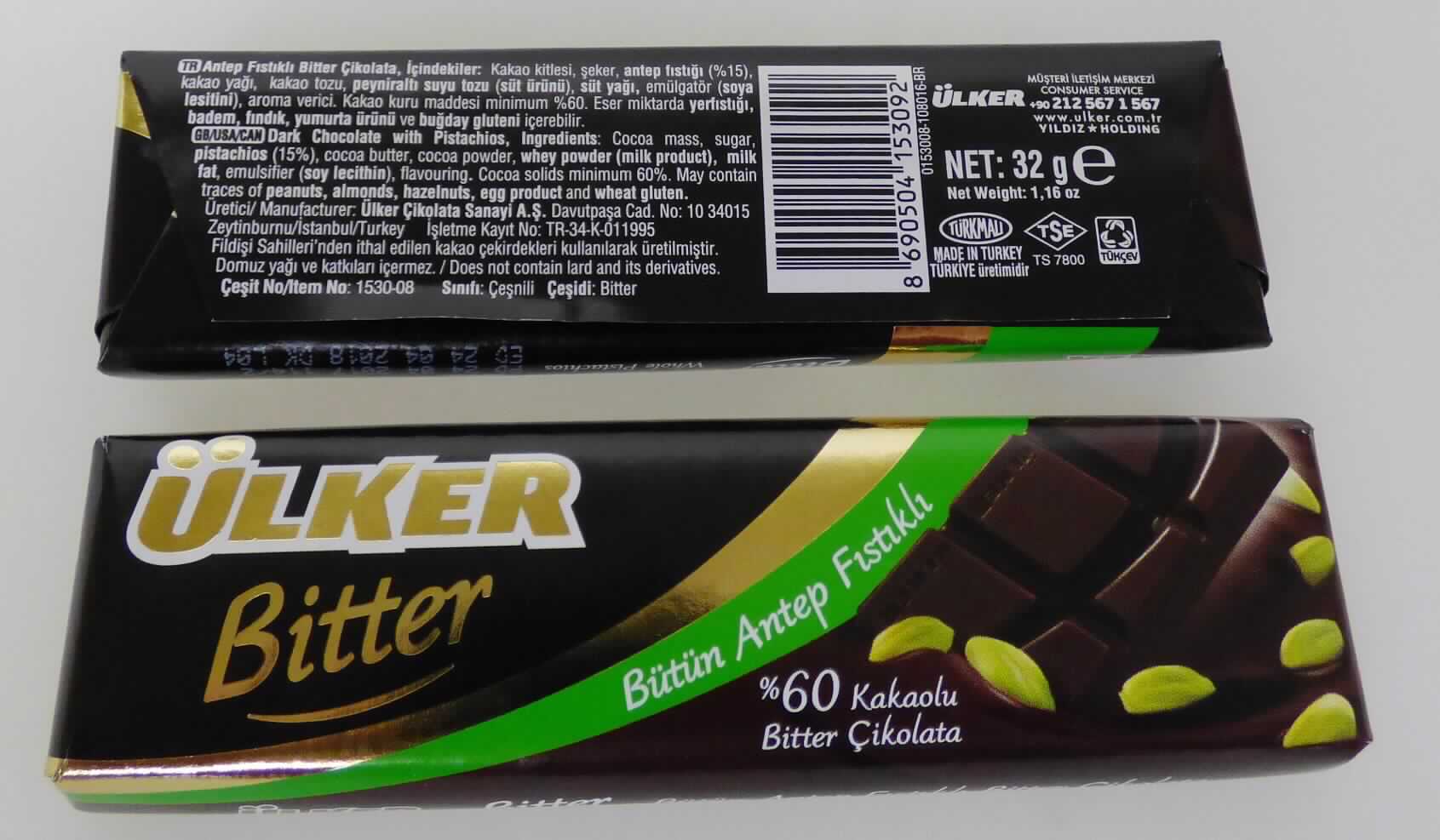 Angaben des Antragstellers:
Zusammensetzung lt. Zutatenliste: Kakaomasse, Zucker, Pistazien (15%), Kakaobutter, Kakaopulver, Molkenprotein, Milchfett, Emulgator Sojalecithin, Aromen. Kakaogehalt mindestens 60%.
Verpackungseinheit: 32g und 70 g

Feststellungen anhand einer Warenprobe mit 32 g Nettogewicht:
Warenbeschaffenheit: Tafel (Abmessungen: ca. 11 cm x 3 cm x 1 cm) aus dunkler Schokolade, durchzogen mit ganzen Pistazien, in goldfarbener Aluminiumfolie, umgeben von bedrucktem Papier. Geschmack: nach Bitterschokolade und Pistazien. Geruch: nach Bitterschokolade

Milchfett*: 0 bis weniger als 1,5 GHT.
Milchprotein**: 0 bis weniger als 2,5 GHT.
Stärke/Glucose*: 0 bis weniger als 5 GHT.
Saccharose/Invertzucker/Isoglucose*: 5 bis weniger als 30 GHT.

*   festgestellt gemäß VO (EG) 900/2008 und VO (EU) 118/2010
** gem. Angaben des Antragstellers.

Befund:
Die Einreihung erfolgt auf der Grundlage der Antragsangaben i.V.m. den hier durchgeführten Untersuchungen. Danach liegt eine kakaohaltige Lebensmittelzubereitung in Form einer nicht gefüllten Tafel vor, die Getreide, Früchte oder Nüsse enthält.

Schokolade und andere kakaohaltige Lebensmittelzubereitungen: andere, in Form von Tafeln, Stangen oder Riegeln: nicht gefüllt: mit Zusatz von Getreide, Früchten oder Nüssen.