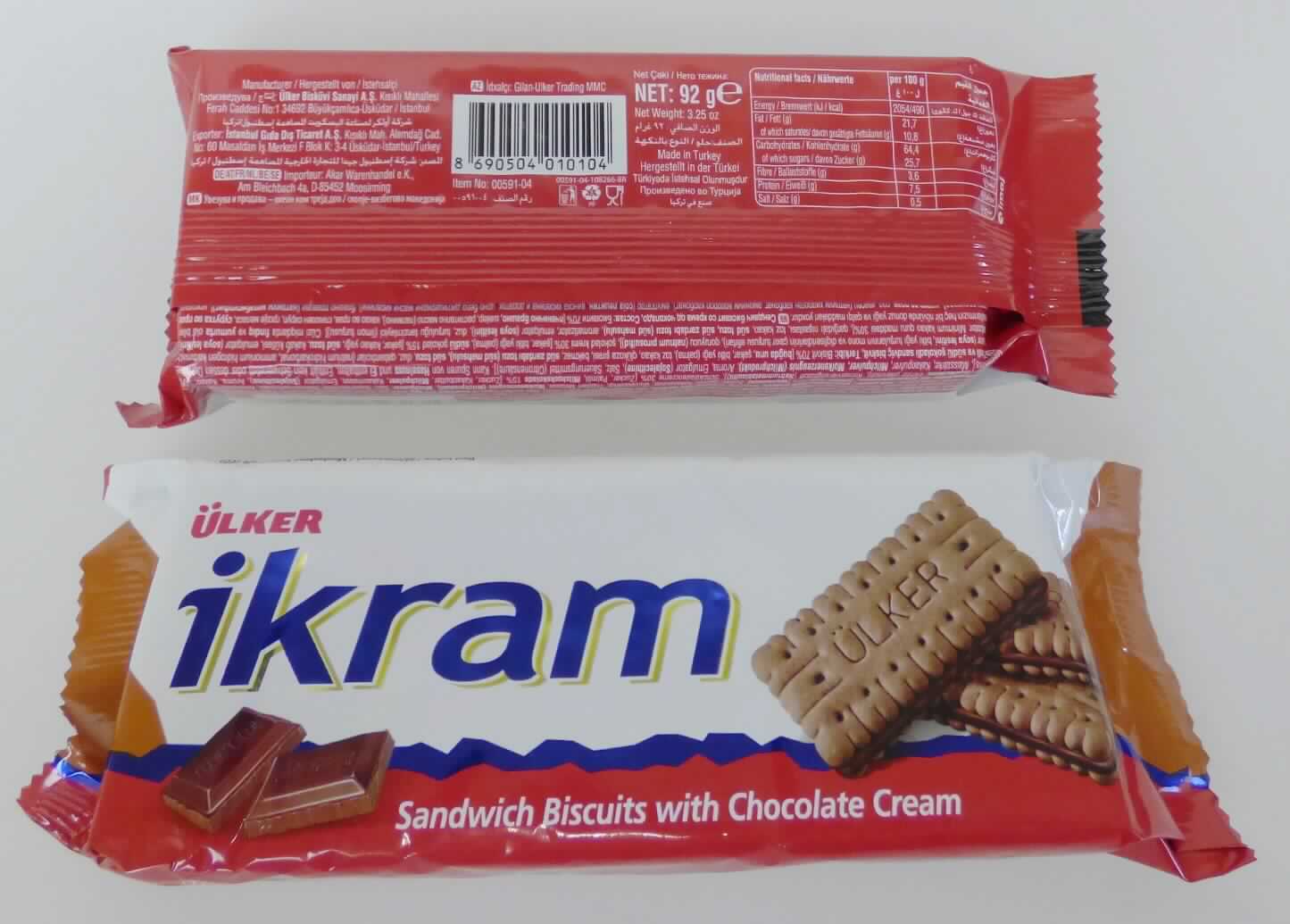 Doppelkekse 

Antragsangaben: Kakaodoppelkeks mit Schokoladencreme

Beschreibung des vorgelegten Warenmusters in Original-Umschließung (Einzelpackung):
Bedruckter Schlauchfolienbeutel, der Aufdruck (mehrsprachig) enthält Angaben zum Erzeugnis (Kakaodoppelkekse mit Schokoladencreme; Net: 92 g) und den Zutaten (siehe Feld 8); darin ein Stapel von braunen, rechteckigen, gelochten und geprägten Doppelkeksen mit gekerbtem Rand (ca. 6 cm x 2,9 cm x 1 cm), gefüllt mit einer dunkelbraunen Fettcreme; Geschmack nach Mürbegebäck mit Kakaocreme, süß.

Wassergehalt im Keksanteil: 12 GHT oder weniger (nach der Produktbeschaffenheit)
Fettgehalt im Keksanteil: 35 GHT oder weniger (nach der Produktbeschaffenheit)
Stärke/Glucose*: 25 bis weniger als 50 GHT
Saccharose/Invertzucker/Isoglucose**: 5 bis weniger als 30 GHT
Milchfett**: 0 weniger als 1,5 GHT
Milchprotein***: 0 bis weniger als 2,5 GHT

*: festgestellt gemäß VO (EG) 900/2008, VO (EU) 118/2010 
**: festgestellt gemäß VO (EG) 900/2008
***: nach den Antragsangaben

Backware, Kekse gesüßt, ohne kakaohaltigen Überzug, mit einem Gehalt an Milchfett von weniger als 8 GHT, 
Doppelkekse mit Füllung.