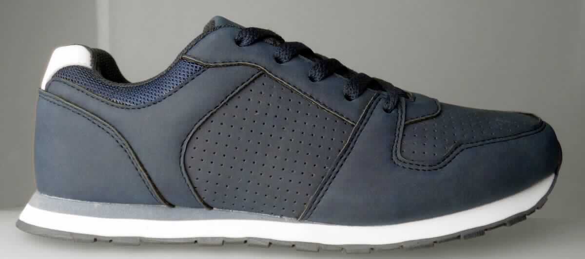Halbschuhe (lt. Antrag: "Damen Sneaker, Farbe blau, Größe 37", Foto siehe Anlage)
- mit Laufsohlen aus (lt. Antrag) Kautschuk, 
- mit Oberteil (geschlossenes Blatt) aus Kunststoff (Spinnstoff mit einer mit bloßem Auge wahrnehmbaren 
  Außenschicht aus Kunststoff; den größten Teil der Außenfläche bildend) und Spinnstoff,
- an der Einschlupföffnung mit einem aufgenähten Streifen aus Kunststoff verstärkt,
- mit Schnürsenkelverschluss,
- nicht mit Dornen, Krampen, Klammern, Stollen oder ähnlichen Vorrichtungen versehen oder für deren
  Anbringung hergerichtet (keine Sportschuhe),
- nicht den Knöchel bedeckend,
- ohne Metallschutz in der Vorderkappe,
- mit einer Länge der Innensohle von ca. 24 cm,
- für Frauen (u. a. schlanker Schnitt). 

"Schuhe mit Laufsohlen aus Kautschuk und Oberteil aus Kunststoff, andere als in Position 6401 und in den
 Unterpositionen 6402 1210 bis 6402 9991 genannte, für Frauen"