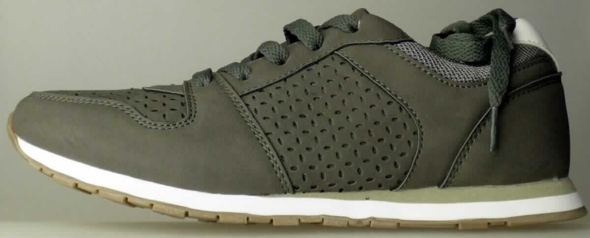 Halbschuhe (lt. Antrag: "Damen Sneaker, Farbe khaki-grau, Größe 37", Foto siehe Anlage)
- mit Laufsohlen aus (lt. Antrag) Kautschuk, 
- mit Oberteil (geschlossenes Blatt) aus Kunststoff (Spinnstoff mit einer mit bloßem Auge wahrnehmbaren 
  Außenschicht aus Kunststoff; den größten Teil der Außenfläche bildend) und Spinnstoff,
- an der Einschlupföffnung mit einem aufgenähten Streifen aus Kunststoff verstärkt,
- mit Schnürsenkelverschluss,
- nicht mit Dornen, Krampen, Klammern, Stollen oder ähnlichen Vorrichtungen versehen oder für deren
  Anbringung hergerichtet (keine Sportschuhe),
- nicht den Knöchel bedeckend,
- ohne Metallschutz in der Vorderkappe,
- mit einer Länge der Innensohle von ca. 24 cm,
- für Frauen (u. a. schlanker Schnitt). 

"Schuhe mit Laufsohlen aus Kautschuk und Oberteil aus Kunststoff, andere als in Position 6401 und in den
 Unterpositionen 6402 1210 bis 6402 9991 genannte, für Frauen"