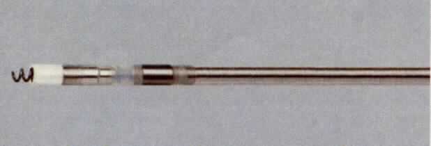 Sog. Elektrode (Solia), im Wesentlichen bestehend aus einer bipolaren Elektrode, die sich am Ende eines isolierten elektrischen Leiters mit einer Oberfläche aus Kunststoff befindet; am anderen Ende des Leiters befindet sich ein Stecker zum Anschluss an einen Herzschrittmacher. Das gesamte Gerät ist  je nach Ausführung  45, 53 oder 60 cm lang und hat einen Durchmesser von 1,9 mm. Die Elektrode besteht aus Platin und Iridium und ist ausgestattet mit einer Elektrode in der Spitze und einer Ringelektrode. Zur Befestigung am Herzen befinden sich je nach Ausführung an der Spitze entweder ein korkenzieherartiger Mechanismus oder 4 Silikonwiderhaken.

Die Elektrode dient der Stimulation im Kontext einer Elektrotherapie des  Herzens mit einem implantierbaren Herzschrittmacher (nicht Gegenstand dieser vZTA-Entscheidung).

Die Ware wird als "Teil, erkennbar hauptsächlich bestimmt für eine Vorrichtung zum Implantieren in den Körper (Herzschrittmacher), zum Beheben von Funktionsschäden oder Gebrechen, nicht von der Unterposition (KN) 9021 1010 bis 9021 9010 erfasst" eingereiht.