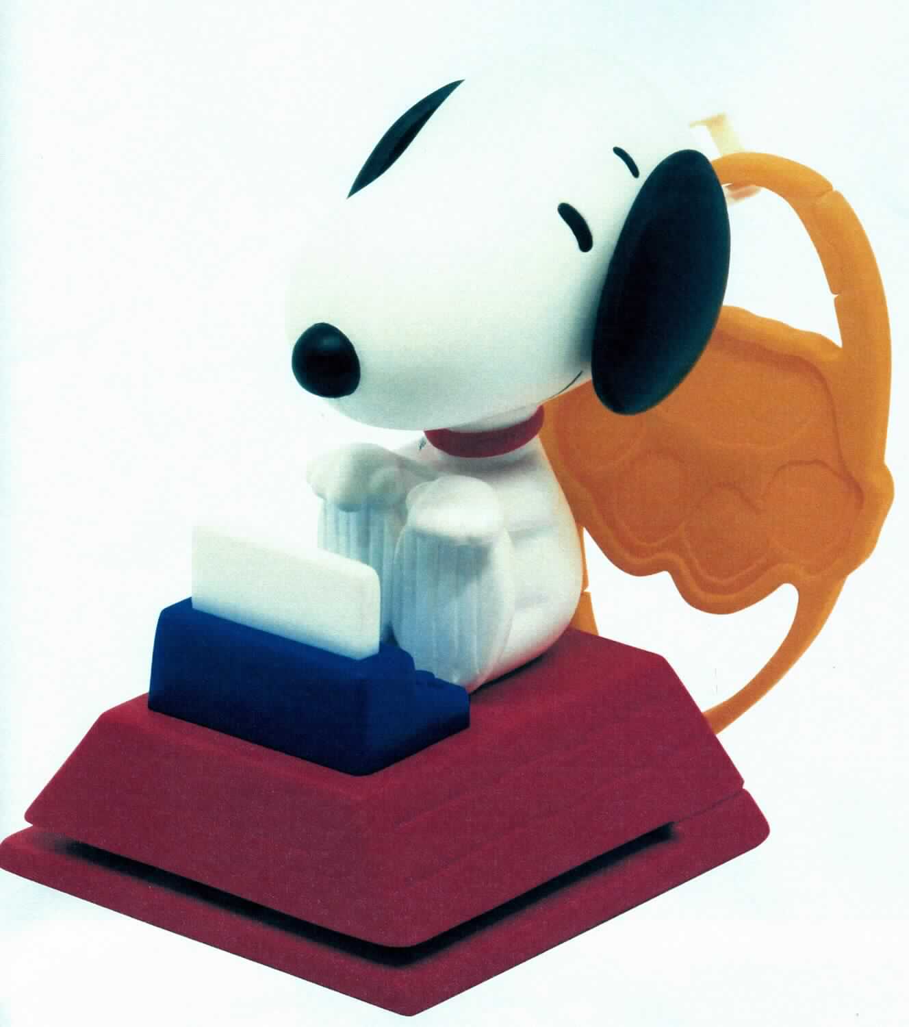 Bei dem Motiv "Famous Author Embosser" aus der Serie "Mc Donald's - Snoopy 2018" handelt es sich um eine Warenzusammenstellung in Aufmachung für den Einzelverkauf, im Wesentlichen bestehend aus:
- einer aus unterschiedlichen Bestandteilen zusammengesetzten Ware, bestehend aus
- - einer Ware mit mehreren Funktionen aus Kunststoff (charakterbestimmend innerhalb der zusammengesetzten Ware und der Warenzusammenstellung im Hinblick auf die Verwendung und den Umfang) in Form in Form einer auf einem Podest sitzenden Figur (ca. 8 cm hoch) mit integrierter Prägeplatte und 
- - einer abnehmbaren Aufhängevorrichtung aus Kunststoff
sowie
- drei Blatt Papier (ca. 9 x 7 cm ) groß,
gemeinsam verpackt in einem Kunststoffbeutel.

Bei der auf dem Podest sitzenden Figur handelt es sich um die Spielfigur Snoopy, einen Hund darstellend, kein Füllmaterial enthaltend. Die Ohren und ein Arm lassen sich bewegen. Die Figur sitzt vor einer stilisierten Schreibmaschine mit eingezogenem "Blatt" ebenfalls aus Kunststoff. Das Podest weist an der Vorderseite einen Schlitz auf. Schiebt man ein Blatt Papier in den Schlitz und drückt auf die Schreibmaschine, wackelt die Figur und das Blatt Papier wird mit einem Motiv geprägt (Motiv: der Vogel Woodstock). 
Da das Erzeugnis über zwei Funktionen verfügt, wird es der zuletzt genannten, der gleichermaßen in Betracht kommenden Positionen zugewiesen.

Die Warenzusammenstellung ist als "einem Siegel ähnliche Ware für den Handgebrauch" einzureihen.