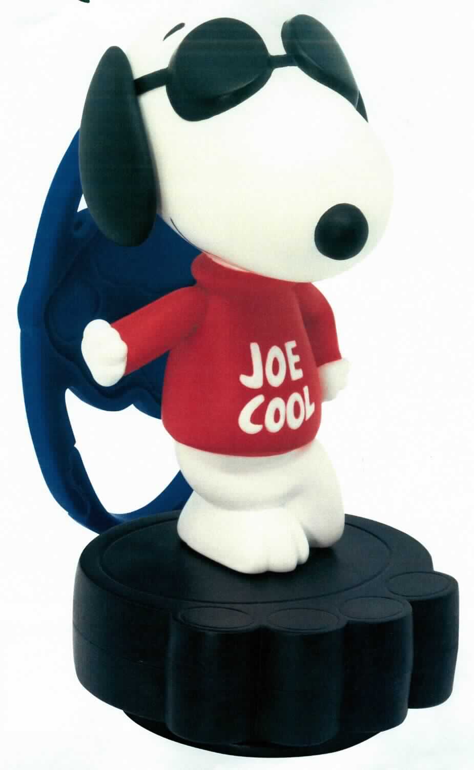Bei dem Motiv "Joe Cool Stamper" aus der Serie "Mc Donald's - Snoopy 2018" handelt es sich um eine Warenzusammenstellung in Aufmachung für den Einzelverkauf, im Wesentlichen bestehend aus:
- einer aus unterschiedlichen Bestandteilen zusammengesetzten Ware, bestehend aus
- - einer Ware mit mehreren Funktionen aus Kunststoff (charakterbestimmend innerhalb der zusammengesetzten Ware und der Warenzusammenstellung im Hinblick auf die Verwendung und den Umfang) in Form in Form einer auf einem Podest stehenden Figur (ca. 10 cm hoch) mit integriertem Stempel und 
- - einer abnehmbaren Aufhängevorrichtung aus Kunststoff
sowie
- drei Blatt Papier (ca. 9 x 7 cm ) groß,
gemeinsam verpackt in einem Kunststoffbeutel.

Bei der auf dem Podest befestigten Figur handelt es sich um die Spielfigur Snoopy, einen Hund darstellend, kein Füllmaterial enthaltend, die mit einem roten Pulli und einer schwarzen Sonnenbrille bekleidet ist. Die Ohren und ein Arm lassen sich bewegen. Unter der abnehmbaren Schutzkappe des Podestbodens befindet sich ein Feuchtstempel (Motiv: Snoopykopf). 
Da das Erzeugnis über zwei Funktionen verfügt, wird es der zuletzt genannten, der gleichermaßen in Betracht kommenden Positionen zugewiesen.

Die Warenzusammenstellung ist als "Stempel für den Handgebrauch" einzureihen.