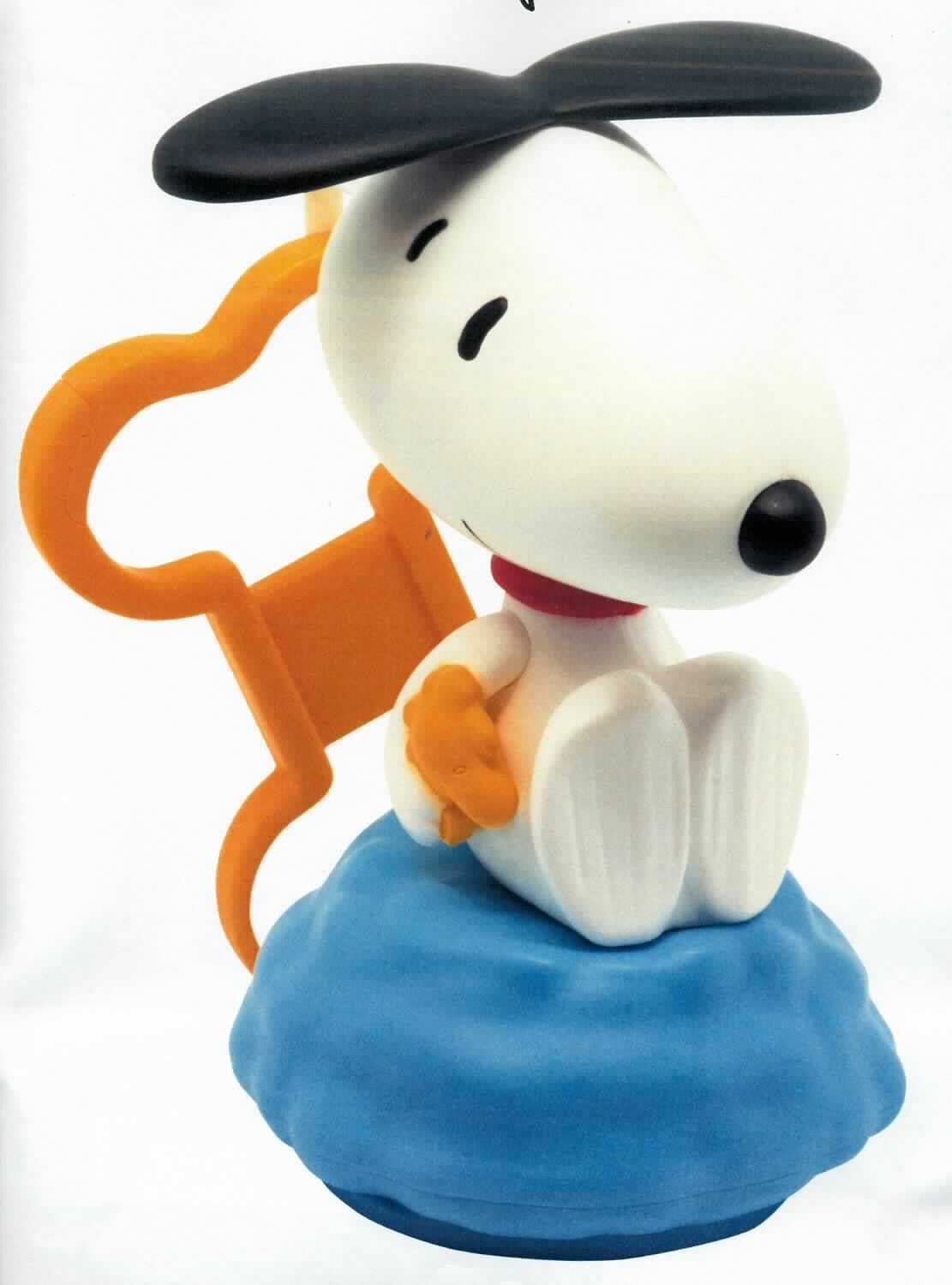 Bei dem Motiv "Helicopter Rolling Stamper" aus der Serie "Mc Donald's - Snoopy 2018" handelt es sich um eine Warenzusammenstellung in Aufmachung für den Einzelverkauf, im Wesentlichen bestehend aus:
- einer aus unterschiedlichen Bestandteilen zusammengesetzten Ware, bestehend aus
- - einer Ware mit mehreren Funktionen aus Kunststoff (charakterbestimmend innerhalb der zusammengesetzten Ware und der Warenzusammenstellung im Hinblick auf die Verwendung und den Umfang) in Form in Form einer auf einem Podest sitzenden Figur (ca. 9,5 cm hoch) mit integriertem Stempel und 
- - einer abnehmbaren Aufhängevorrichtung aus Kunststoff
sowie
- drei Blatt Papier (ca. 9 x 7 cm ) groß,
gemeinsam verpackt in einem Kunststoffbeutel.

Bei der auf dem Podest sitzenden Figur handelt es sich um die Spielfigur Snoopy, einen Hund darstellend, kein Füllmaterial enthaltend. Die Ohren und ein Arm lassen sich bewegen. Unter der abnehmbaren Schutzkappe des Podestbodens befindet sich ein Feuch-/Rolltstempel (Motiv: Snoopy und der Vogel Woodstock). 
Da das Erzeugnis über zwei Funktionen verfügt, wird es der zuletzt genannten, der gleichermaßen in Betracht kommenden Positionen zugewiesen.

Die Warenzusammenstellung ist als "Stempel für den Handgebrauch" einzureihen.