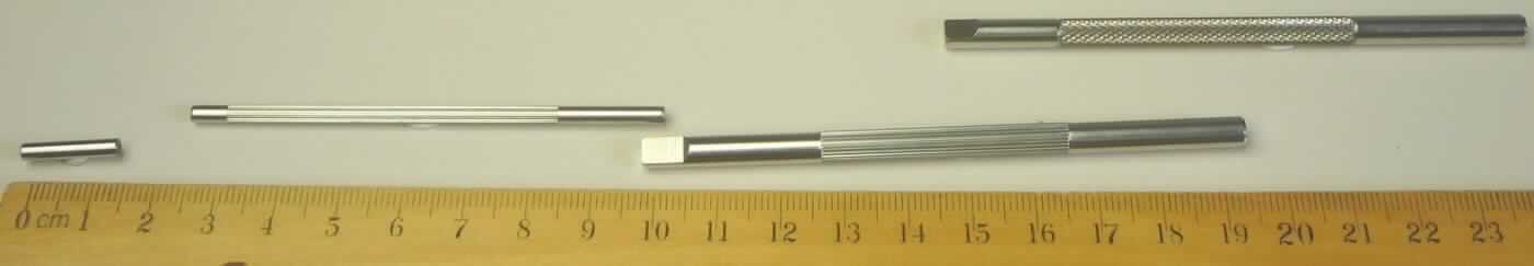 Achse, A2C52109269-111 159 091
- in Form eines maßhaltig nach Werkzeichnung gefertigten, zylindrischen Einbau-
  elements aus nichtrostendem Stahl (Länge 16 mm, Durchmesser 3 mm) mit 
  beidseitigen verwendungsspezifischen Abkantungen (Abbildung siehe Anlage links),
- zum Einbau in eine Ölpumpe zur Umwälzung von Getriebeöl,
- zur Lagerung der Zahnräder im Pumpengehäuse.

"Teil, erkennbar ausschließlich für Flüssigkeitspumpe bestimmt, keine Ware der TARIC-Codes 8413 9100 10 bis 8413 9100 40 - sog. Achse für Ölpumpe"