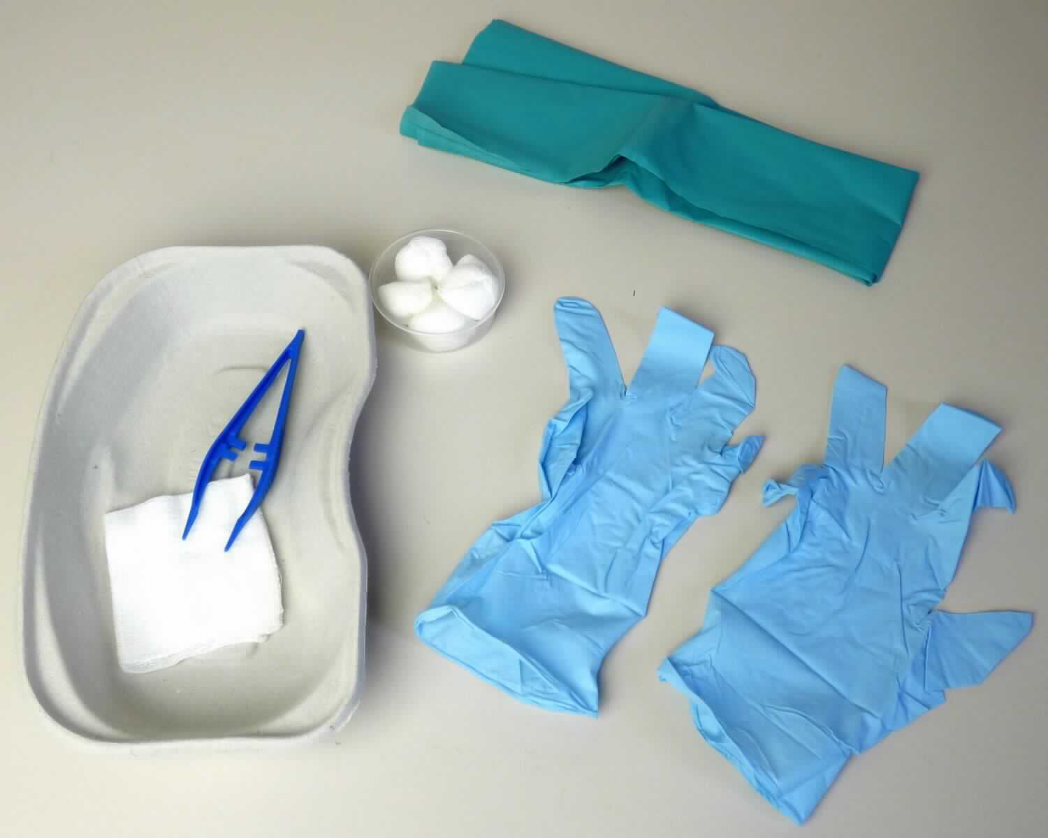 Katheter-Set zu medizinischen Zwecken

Die vorgelegte und als "Katheter-Set" bezeichnete Ware wird nach den Angaben des Antragsstellers in der Urologie bei der Kathetisierung der Harnblase verwendet. Die Ware beinhaltet folgende Bestandteile:
 
- 1 Nierenschale aus Zellstoff,
- 1 Tupferschale aus Kunststoff,
- 5 runde Mulltupfer aus grobmaschigem Baumwollgewebe (etwa 2 cm Durchmesser),
- 2 Kompressen aus 8fach gelegtem, grobmaschigen Baumwollgewebe (etwa 7,5 x 7,5 cm),
- 1 blaue Pinzette aus Kunststoff,
- 1 Schlitz-Lochtuch (etwa 60 cm x 60 cm), zweilagig aus Zellstoff und Kunststoff,
- 1 Paar Nitrilhandschuhe Größe M,
- 1 wasserfeste Unterlage (etwa 60 x 60 cm), zweilagig aus Zellstoff und Kunststoff
Die Bestandteile sind zusammen mit einer Beschreibung in einer Sterilgutverpackung verpackt und für den Einzelverkauf aufgemacht.

Zolltariflich handelt es sich bei der Ware um eine Warenzusammenstellung zu medizinischen oder chirurgischen Zwecken. Charakterbestimmend für die Ware werden aufgrund der Menge und des Verwendungszwecks die Mulltupfer und Kompressen angesehen. Danach handelt es sich bei der Ware um Gaze und Waren daraus in Aufmachung für den Einzelverkauf zu medizinischen Zwecken, die in die Unterposition 3005 9031 der Kombinierten Nomenklatur einzureihen ist.