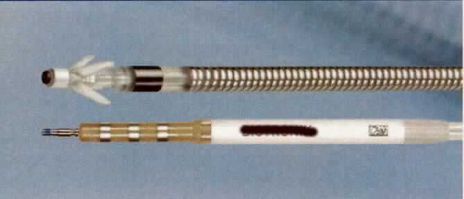 Sog. Elektrode (Protego), im Wesentlichen bestehend aus einer Elektrode, die sich am Ende eines isolierten elektrischen Leiters mit einer Oberfläche aus Kunststoff befindet; am anderen Ende des Leiters befindet sich ein Stecker zum Anschluss an einen Herzschrittmacher. Das gesamte Gerät ist  je nach Ausführung  61, 65 oder 75 cm lang und hat einen Durchmesser von 2,6 mm. Die Elektrode besteht aus Platin und Iridium und ist ausgestattet mit einer Elektrode in der Spitze und einer Ringelektrode. Zur Befestigung am Herzen befinden sich je nach Ausführung an der Spitze entweder ein korkenzieherartiger Mechanismus oder 4 Silikonwiderhaken.

Die Elektrode dient der Stimulation im Kontext einer Elektrotherapie des  Herzens mit einem implantierbaren Herzschrittmacher (nicht Gegenstand dieser vZTA-Entscheidung).

Die Ware wird als "Teil, erkennbar hauptsächlich bestimmt für eine Vorrichtung zum Implantieren in den Körper (Herzschrittmacher), zum Beheben von Funktionsschäden oder Gebrechen, nicht von der Unterposition (KN) 9021 1010 bis 9021 9010 erfasst" eingereiht.