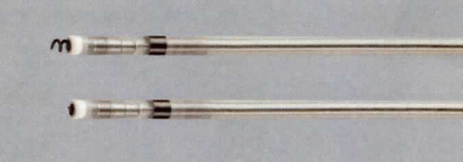 Sog. Elektrode (Safio), im Wesentlichen bestehend aus einer bipolaren Elektrode, die sich am Ende eines isolierten elektrischen Leiters mit einer Oberfläche aus Kunststoff befindet; am anderen Ende des Leiters befindet sich ein Stecker zum Anschluss an einen Herzschrittmacher. Das gesamte Gerät ist  je nach Ausführung  45, 53 oder 60 cm lang und hat einen Durchmesser von 2,23 mm. Die Elektrode besteht aus Platin und Iridium und ist ausgestattet mit einer Elektrode in der Spitze und einer Ringelektrode. Zur Befestigung am Herzen befindet sich an der Spitze  ein korkenzieherartiger Mechanismus.

Die Elektrode dient der Stimulation im Kontext einer Elektrotherapie des  Herzens mit einem implantierbaren Herzschrittmacher (nicht Gegenstand dieser vZTA-Entscheidung).

Die Ware wird als "Teil, erkennbar hauptsächlich bestimmt für eine Vorrichtung zum Implantieren in den Körper (Herzschrittmacher), zum Beheben von Funktionsschäden oder Gebrechen, nicht von der Unterposition (KN) 9021 1010 bis 9021 9010 erfasst" eingereiht.