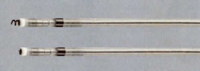 Sog. Elektrode (Setrox), im Wesentlichen bestehend aus einer bipolaren Elektrode, die sich am Ende eines isolierten elektrischen Leiters mit einer Oberfläche aus Kunststoff befindet; am anderen Ende des Leiters befindet sich ein Stecker zum Anschluss an einen Herzschrittmacher. Das gesamte Gerät ist  je nach Ausführung  45, 53 oder 60 cm lang und hat einen Durchmesser von 2,23 mm. Die Elektrode besteht aus Platin und Iridium und ist ausgestattet mit einer Elektrode in der Spitze und einer Ringelektrode. Zur Befestigung am Herzen befindet sich an der Spitze ein korkenzieherartiger Mechanismus.

Die Elektrode dient der Stimulation im Kontext einer Elektrotherapie des  Herzens mit einem implantierbaren Herzschrittmacher (nicht Gegenstand dieser vZTA-Entscheidung).

Die Ware wird als "Teil, erkennbar hauptsächlich bestimmt für eine Vorrichtung zum Implantieren in den Körper (Herzschrittmacher), zum Beheben von Funktionsschäden oder Gebrechen, nicht von der Unterposition (KN) 9021 1010 bis 9021 9010 erfasst" eingereiht.