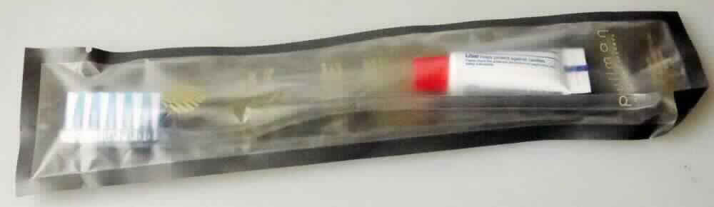 Es handelt sich bei dem sog. "Dental Kit, Pullmann" um eine Warenzusammenstellung in Aufmachung für den Einzelverkauf, bestehend aus: 

-	einer aus einem Stück geformten Zahnbürste aus Kunststoff, ca. 18 cm lang, mit einer mit Einzugsmaterial aus synthetischen bzw. künstlichen Filamenten bestückten Fassung und
-	einer aufschraubbaren Tube Zahnpasta 5g (3,3ml). 

Die Zahnbürste bestimmt hinsichtlich der Verwendung und aufgrund des äußeren Erscheinungsbildes den Charakter der Warenzusammenstellung. 
Zahnpasta und Zahnbürste sind in einer bedruckten Kunststofffolie verpackt. 

Die Ware ist als "Bürste, Zahnbürste" einzureihen.