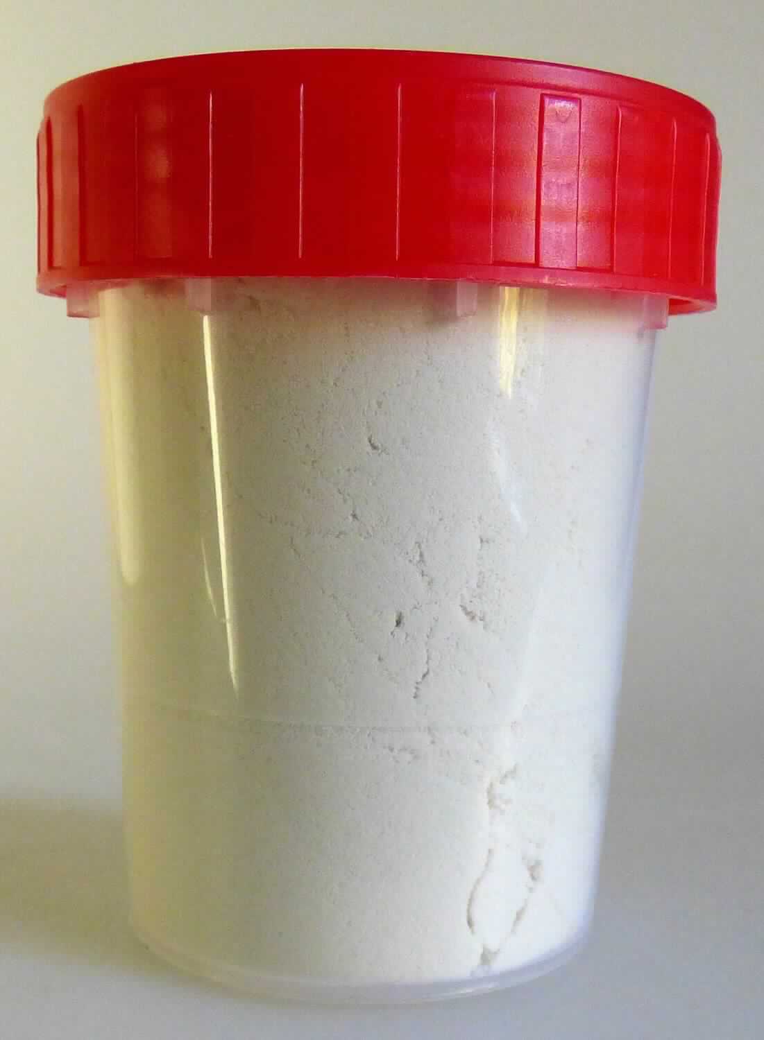 Angaben: 
Molkenproteinpulver; hergestellt aus Süßmolke durch Ultrafiltration, Pasteurisation und Sprühtrocknung inklusive Lecitinierung; Produkt für die Lebensmittelindustrie; Proteingehalt (Nx6,38): mehr als 80 GHT, bezogen auf den Trockenstoff.

Warenbeschreibung: 
Cremefarbenes, feines Pulver, aufgemacht in einer Musterdose.

Befund: 
Molkenproteine, andere, getrocknet.