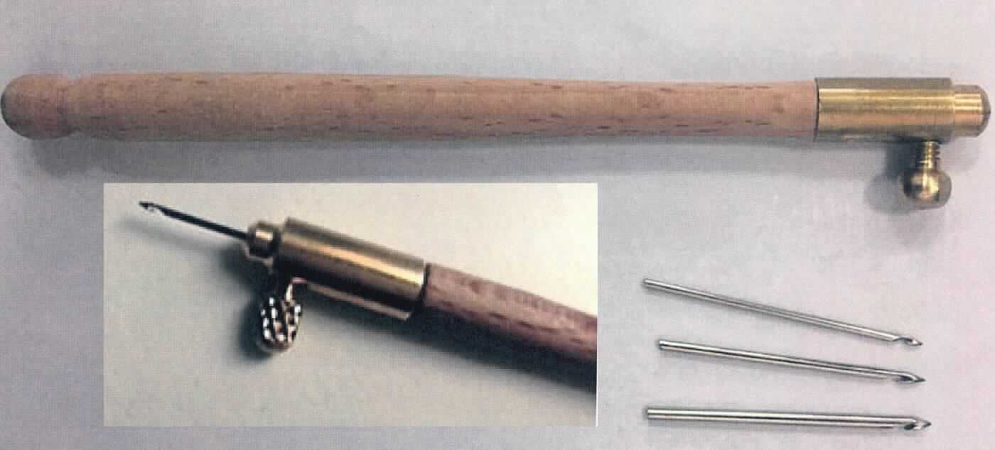 Es handelt sich um zwei unterschiedlich dicke Nadeln aus Stahl, die an einem Ende einen stumpfen Schaft aufweisen und am anderen Ende zu einem Haken ausgeformt sind.
Die Nadeln werden in einem Griff mit Halterung (nicht Gegenstand dieser vZTA) befestigt und dienen als Sticknadeln für den Handgebrauch zur Herstellung sog. Tambourstickereien.
Gesamtlänge: ca. 30 mm
- Antragstellerangaben - 

Drei separat in Polybeuteln verpackte Nadeln befinden sich jeweils gemeinsamen mit Griffen in einem Karton. Eine Einreihung als Warenzusammenstellung in Anwendung der AV 3 b) kommt nicht in Betracht, da die Waren nicht für den Einzelverkauf aufgemacht sind. Die einzelnen Bestandteile (hier: zwei Sticknadeln) sind daher getrennt einzureihen.

Abbildung siehe Anlage.

Derartige Erzeugnisse gehören als "Sticknadeln zum Handgebrauch, aus Stahl" zur Codenummer 7319 9010 00 0 des Zolltarifs.