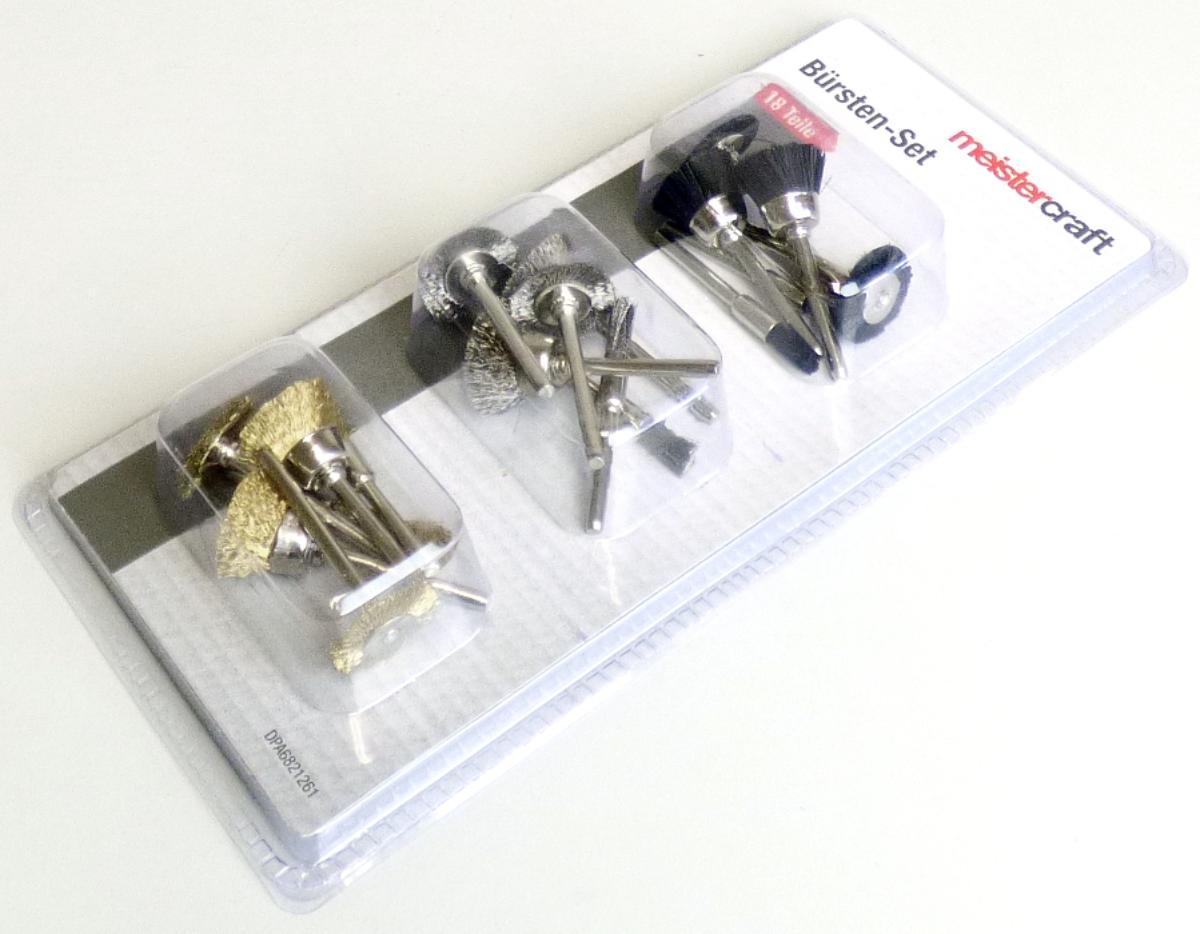 Bei der als "Bürsten-Set, 18 - teilig, NAN 8442654/7977060" bezeichneten Ware handelt es sich um ein Set mit unterschiedlich großen Bürstenaufsätzen. Im einzelnen handelt es sich dabei um:
- 6 x Nylonbürsten
- 6 x Stahlbürsten
- 6 x Messingbürsten

Die Bürstenaufsätze besitzen eine Fassung aus Metall und Einzugsmaterial aus Metalldraht bzw. Nylonfäden. Sie sind mit einem Rundschaft aus Metall zum Einsetzen in z. B.  Bohrmaschinen- oder Akkuschrauberfassungen versehen, sodass sie als Bürsten zur Reinigung eingesetzt werden können.

Die in einer Blisterverpackung aufgemachte Ware ist als "andere Bürsten als von den Unterpositionen 9603 10 bis 9603 40 erfasst, die Teile von Maschinen, Apparaten oder Fahrzeugen sind" einzureihen.