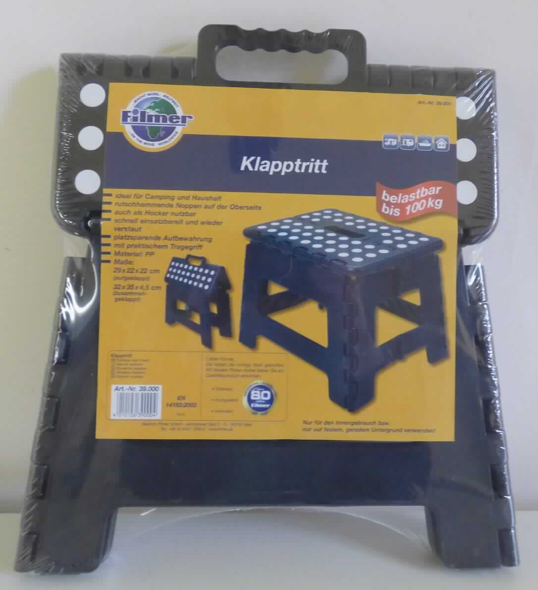 Bei dem sog. "Klapphocker/Klapptritt Art. 39000" handelt es sich um ein Möbel in Form eines zusammenklappbaren, trapezförmigen, einstufigen Trittschemels aus Kunststoff, Maße ca. 32 x 35 x 4 cm (B x H x T - zusammengeklappt), mit einem Tragegriff auf der Oberseite.
Die Ware ist dazu bestimmt, auf den Boden gestellt zu werden. Sie stellt sich aufgrund ihrer
geringen Höhe und der daraus resultierenden Sitzhaltung nicht als Sitzmöbel der Position 9401 des Zolltarifs dar.

Das Erzeugnis ist als "anderes, als in den Pos. 9401 und 9402 genanntes Möbel aus Kunststoff" einzureihen.