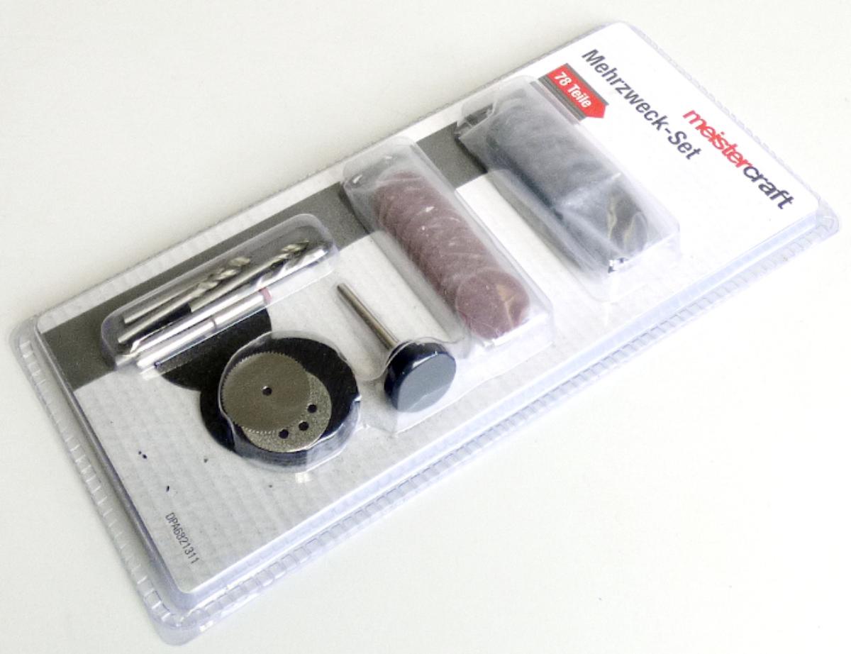 Angaben:
Mehrzweck-Set 78-teilig zum Feinschnitt und Schruppen von Metall, Holz oder Kunststoff; Inhalt: 35 Schleifpapiere Körnung 220, 30 Trennscheiben Ø 23 mm, 5 Sägeblätter Ø 32 mm, 3 HSS-Bohrer, 1 Aufnahmeschacht, 1 Diamantpolierscheibe Ø 22 mm, 1 Edelstahlsägeblatt Ø 22 mm, 1 HSS-Fräser, 1 Schleifpapierteller.

Warenbeschaffenheit:
In einer Blisterverpackung befinden sich 35 braune Schleifpapiere mit Klebeschicht und Schutzpapier auf der Rückseite, 30 schwarze, runde, dünne Scheiben (Durchmesser ca. 2,4 cm) mit einem Loch in der Mitte, 5 schwarze, runde, dünne Scheiben (Durchmesser ca. 3,2 cm) mit einem Loch in der Mitte und augenscheinlich mit einem offenmaschigen Gewebe verstärkt, 3 Bohrer (Länge ca. 3,7 cm), ein Aufnahmeschaft für die Trennscheiben, eine Diamantpolierscheibe (Durchmesser ca. 2,2 cm), ein rundes, dünnes Sägeblatt (Durchmesser ca. 2,2 cm) mit gezahntem Rand ohne zusätzliche Schleifmittel, ein Fräser (Länge ca. 6,4 cm) und ein Schleifpapierteller zum Aufkleben der Schleifscheiben.

Befund:
Mühlsteine, Schleifsteine und dergleichen, ohne Gestell, zum Mahlen, Zerfasern, Brechen, Schleifen, Polieren, Richten, Schneiden und Trennen, aus agglomerierten, künstlichen Schleifstoffen, mit Bindemittel aus Kunstharz, nicht verstärkt.

Warenzusammenstellung bei der im Sinne der AV 3 b) die Waren (Trennscheiben, Sägeblätter, Diamantpolierscheibe) der Position 6804 im Hinblick auf die Menge und den Wert als charakterbestimmend angesehen werden. Innerhalb der Position 6804 werden die Trennscheiben im Hinblick auf die Menge als charakterbestimmend angesehen.