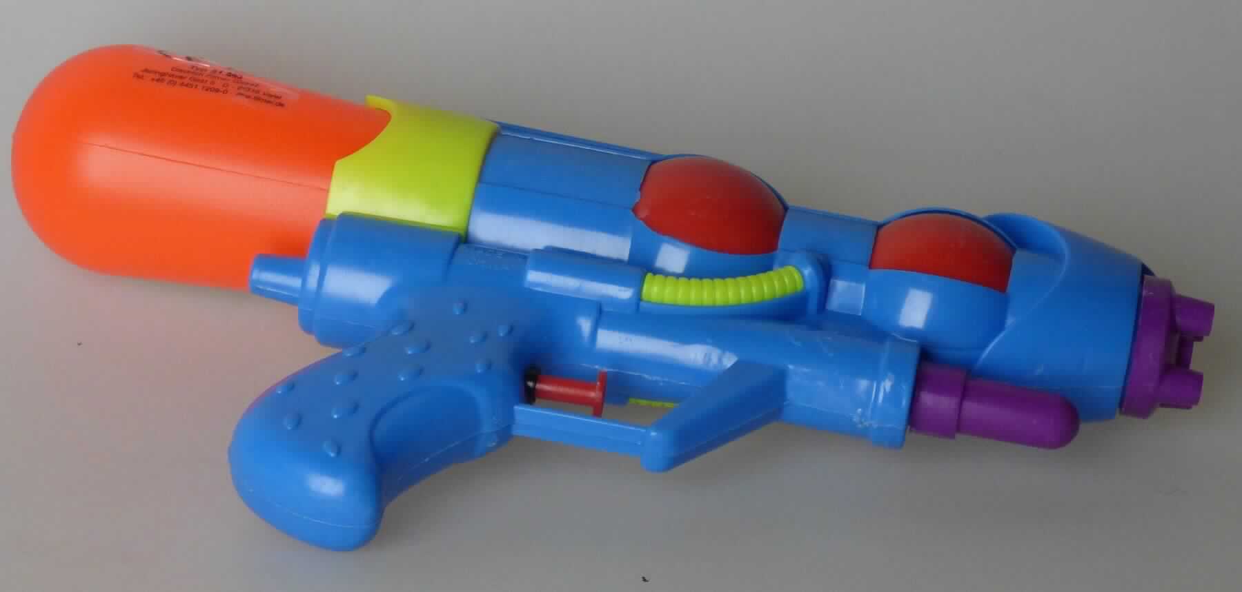 Spielzeug, in Form einer sog. "Wasserkanone L Art. 21443",
- Wasserspritzpistole aus Kunststoff,
- ca. 28 cm lange Nachbildung einer Fantasie-Pistole, 
- über einen flaschenähnlichen Spritzwasserbehälter, der hinter dem Lauf abnehmbar 
  angeschraubt ist mit Wasser zu befüllen,
- mit einem Abzug, durch dessen Betätigung das zuvor eingefüllte Wasser über eine
  Öffnung an der Vorderseite verspritzt wird,
- dient der spielerischen Unterhaltung von Kindern,
- in einem klarsichtigen Polybeutel an einem bedruckten Pappaufhänger für den Einzelverkauf
  aufgemacht.

Die Ware ist als "anderes als in den Unterpositionen (KN) 9503 0010 bis 9503 0079 genanntes 
Spielzeug, Spielzeugwaffe, nicht aus Holz handgearbeitet" einzureihen.