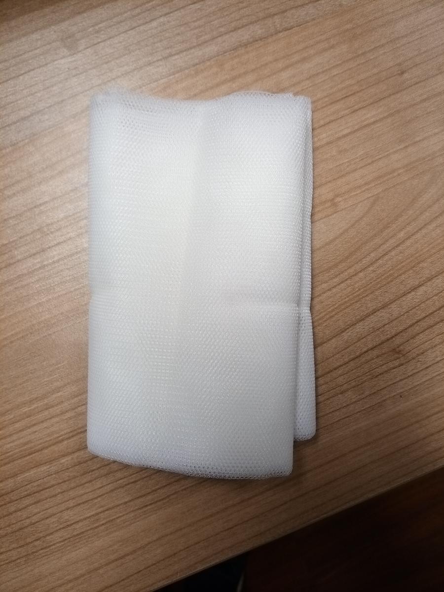 Kettengewirke, Foto siehe Anlage,
- als Meterware, mit einer Breite von mehr als 30 cm,
- aus synthetischen Chemiefasern (laut Antrag Polyester),
- roh,
- ohne Flor- oder Schlingenoberfläche,
- ohne Elastomergarne oder Kautschukfäden,
- stellt sich nicht als Gewirke im Sinne der Unterpositions-Anmerkung 1 zu Kapitel 60 dar.

"Kettengewirke, anderes als solche der Positionen 6001 bis 6004, aus synthetischen Chemiefasern,
 anderes als in der Unterposition 6005 35 genannte, roh"