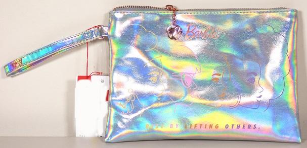 Ähnliches Behältnis, sog. 24616A-50 - Barbie Pouch, Foto siehe Anlage,
- mit einer Außenseite aus Kunststofffolien; an der Vorderseite mit einem Barbie-Motiv bedruckt,
- mit einer Trageschlaufe,
- mit einem entlang des oberen Randes verlaufenden Reißverschluss,
- - gefüttert; innen mit einem offenen Einsteckfach und mit einem Reißverschlussfach ausgestattet,
- mit den Abmessungen: ca. 24 cm (Breite) x 17 cm (Höhe) x 0,5 cm (Tiefe),
- zur Aufnahme verschiedenster kleinerer Gegenstände geeignet (damit keine Toilettentasche).

"Ähnliches Behältnis, anderes als in den Unterpositionen 4202 1110 bis 4202 3900 genannte, mit Außen-
 seite aus Kunststofffolien, anderes als in den Unterpositionen 4202 9211 bis 4202 9215 genannte"