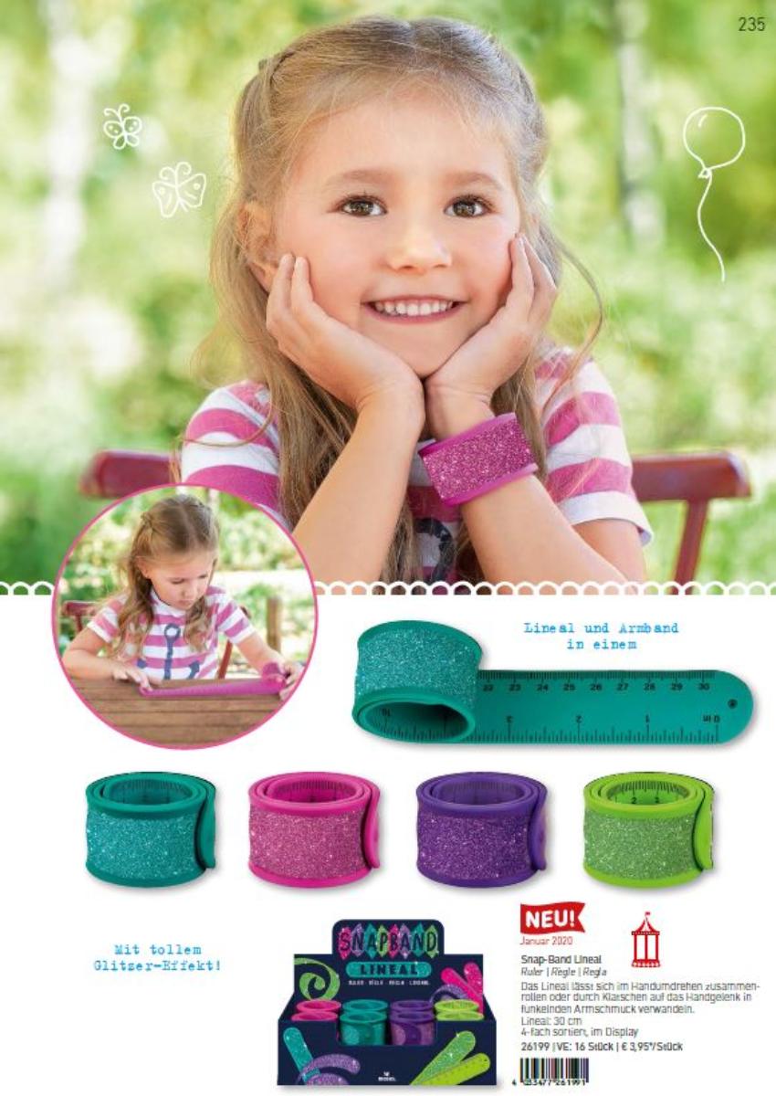 Sog. Snap-Band Lineal, Artikel-Nr. 26199, in Form eines flexiblen Kunststoff-Lineals, einseitig mit Glitzer-Partikeln beschichtet. Das Lineal lässt sich zusammenrollen oder am Handgelenk als Armband tragen (Länge: 30 cm). Es ist auf der Innenseite mit einer doppelten Masseinteilung (cm/inch) versehen und wird bei der Messung mit der Hand gehalten.
Zur äußeren Form siehe Abbildung in Anlage.

Die Ware wird als "Längenmessinstrument für den Handgebrauch, in Kapitel 90 anderweit weder genannt noch inbegriffen, Maßband" eingereiht.