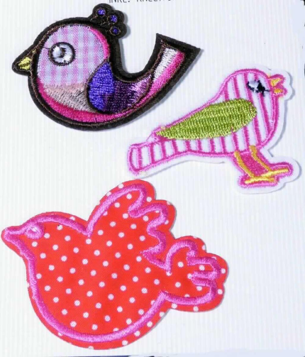 Stickereien als Motiv, sog. Bügelbild DNF 275, WGR 184, Foto siehe Anlage, 
- als Set mit drei unterschiedlichen Motiven in einem Polybeutel mit bedrucktem Pappaufhänger und Anleitung 
  verpackt, 
- mit einem Stickgrund aus Vliesstoff (2 x) bzw. Gewebe (1 x) aus Chemiefasern (laut Antrag Polyester), 
- mit Stickgarnen bestickt, 
- keine Ätzstickerei oder Stickerei mit herausgeschnittenem Grund,
- auf der Rückseite mit einem klarsichtigen Kleber ausgestattet, 
- laut Antrag mit einem Wert von weniger als 17,50 EUR je kg Eigengewicht, 
- ohne Hinweise auf Handarbeit,
- stellt sich als Stickerei dar, damit keine Ware der Position 6307.

"Stickereien als Motiv, andere als Ätzstickereien und Stickereien mit herausgeschnittenem Grund, aus 
 Chemiefasern, mit einem Wert von weniger als 17,50 EUR je kg Eigengewicht, nicht handgearbeitet"