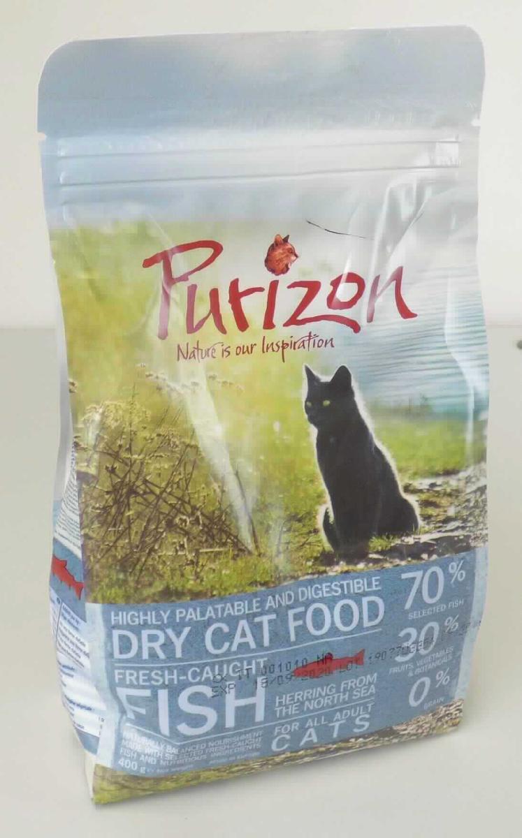 Alleinfuttermittel für Katzen

Antragsangaben: Alleinfuttermittel für ausgewachsene Katzen. Sorte: Fisch. Zusammensetzung: frischer und getrockneter Hering, Kartoffeln, Fischöl, Trockenei, hydrolysierte tierische Proteine, Erbsenfasern und weitere Stoffe. Verpackungseinheit: 400 g.

Beschaffenheit des vorgelegten Warenmusters: Originalkunststoffbeutel in Aufmachung für den Einzelverkauf als Katzenfutter, darin kleine, harte, dunkelbraune, runde, scheibenförmige Stücke.
Stärke in der Ware (VO (EG) Nr. 121/2008): mehr als 10 GHT bis 30 GHT.
Milcherzeugnis in der Ware (gemäß Angabe): keine.

Zubereitung von der zur Fütterung verwendeten Art, Hunde- und Katzenfutter in Aufmachung für den Einzelverkauf, Stärke enthaltend, mit einem Gehalt an Stärke von mehr als 10 bis 30 GHT, keine Milcherzeugnisse enthaltend oder mit einem Gehalt an Milcherzeugnissen von weniger als 10 GHT.