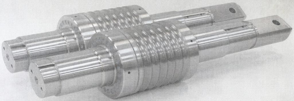 Sog. Verbundwerkstoffrollen
- spezifisch geformt, zylinderförmig, sich zu den Enden hin verjüngend, aus Hart-
  metall (Cobalt und Wolframcarbid) hergestellt, bestehend aus zwei formschlüssig
  miteinander verbundenen Komponenten, mit einer Länge von 1800 mm (Abbildung
  siehe Anlage),
- zur Verwendung in einem Metallwalzwerk zum Umformen von metallurgischen
  Erzeugnissen durch Druck.

"Walzen für Metallwalzwerke, andere als aus Gusseisen oder Stahl - sog. Verbundwerkstoffrollen"