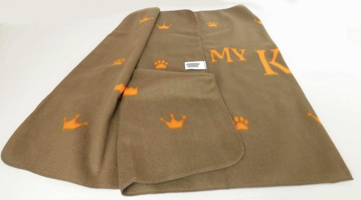 Decke, sog. Fleece-Decke für Haustiere, Koningsdag deken - Thema: King King, Foto siehe Anlage,
- an einem Pappetikett befestigt,
- annähernd rechteckig, mit abgerundeten Ecken; in den Abmessungen (L x B): ca. 142 cm x 70 cm,
- aus beidseitig gerauten, bedruckten Gewirken (sog. Fleece) aus laut Antrag 100 % Polyester (synthetische 
  Chemiefasern),
- an den Rändern durch Überwendlichnähte gesäumt (somit konfektioniert),
- ohne elektrische Heizvorrichtung,
- soll laut Antrag als Liegedecke für Tiere dienen,
- erfüllt die Merkmale zur Einreihung als Decke, somit keine Ware der Position 6307.

"Decke, aus Spinnstoffen, ohne elektrische Heizvorrichtung, aus synthetischen Chemiefasern, aus Gewirken"