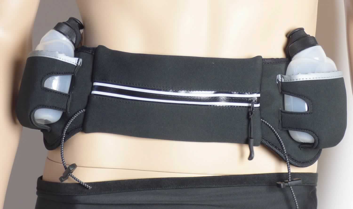 Es handelt sich um eine Warenzusammenstellung in Aufmachung für den Einzelverkauf (Polybeutel mit Pappanhänger), zur Befriedigung eines speziellen Bedarfs (Mitnahme von Erfrischungsgetränken), bestehend aus
- einer Gürteltasche,
-- mit einer Außenseite aus Spinnstoffen,
-- mit einem Einsteckfach mit Reißverschluss,
-- mit einem elastischen Hüfttragegurt (Gürtel) mit Klettverschluss,
-- mit einer Länge von ca. 120 cm und einer Breite von bis zu ca. 9,5 cm
-- mit zwei Flaschenhalterungen (Flaschenfächer) aus elastischem Spinnstoffgewirke und 
- zwei Trinkflaschen aus einem Kunststoff im Sinne der Anmerkung 1
  zu Kapitel 39, 
-- mit einem Fassungsvermögen von jeweils ca. 170 ml, 
-- mit einem Schraubverschluss mit Trinkstutzen,
-- in die Halterungen eingesteckt.

Der Charakter der Warenzusammenstellung wird insbesondere im Hinblick auf die Bedeutung für die Verwendung durch die Trinkflaschen bestimmt.

Derartige Zusammenstellungen werden zolltariflich als "Transport- oder Verpackungsmittel aus Kunststoffen, Flaschen mit einem Fassungsvermögen von 2 l oder weniger" eingereiht.