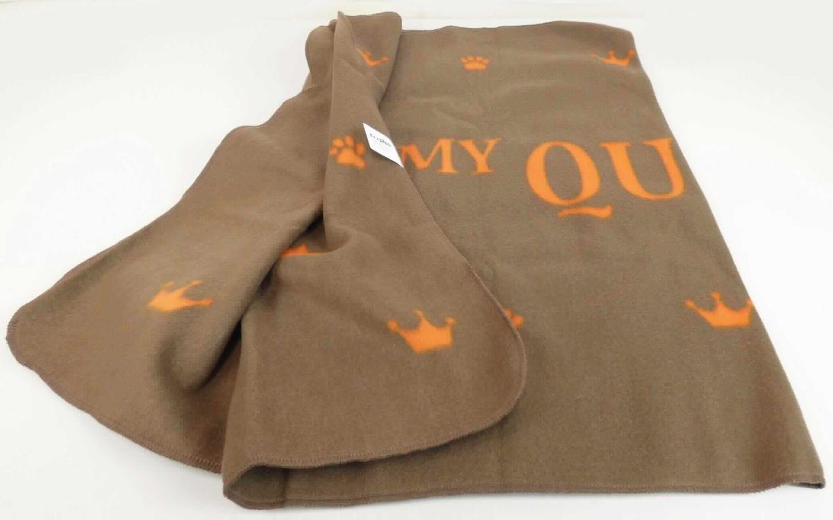 Decke, sog. Fleece-Decke für Haustiere, Koningsdag deken - Thema: Queen Queen, Foto siehe Anlage,
- an einem Pappetikett befestigt,
- annähernd rechteckig, mit abgerundeten Ecken; in den Abmessungen (L x B): ca. 142 cm x 70 cm,
- aus beidseitig gerauten, bedruckten Gewirken (sog. Fleece) aus laut Antrag 100 % Polyester (synthetische 
  Chemiefasern),
- an den Rändern durch Überwendlichnähte gesäumt (somit konfektioniert),
- ohne elektrische Heizvorrichtung,
- soll laut Antrag als Liegedecke für Tiere dienen,
- erfüllt die Merkmale zur Einreihung als Decke, somit keine Ware der Position 6307.

"Decke, aus Spinnstoffen, ohne elektrische Heizvorrichtung, aus synthetischen Chemiefasern, aus Gewirken"