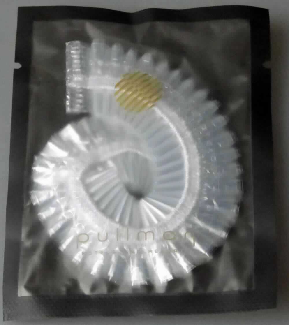 Kopfbedeckung, sog. Duschhaube, Backhaube, Foto siehe Anlage,
- aus einer klarsichtigen Kunststofffolie gearbeitet,
- der Kopfform annähernd angepasst hergestellt,
- am Rand mit einem elastischen Gummizug verengt,
- zur Verwendung als Schutzhaube zum Bedecken des gesamten Haares,
- zusammengefaltet in einer kleinen Folientasche verpackt.

"Andere Kopfbedeckung (Duschhaube), aus Kunststoff"