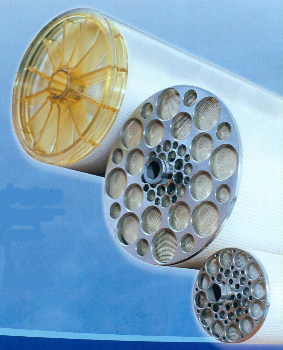 Umkehr-Osmose-Membran-Filtereinsatz,
- in Form eines zylindrischen Filtereinsatzes, im Wesentlichen aus einem perforierten Hohlrohr (Perme-
  ator) mit spiralförmig umwickelten Kunststoffmembranen (verklebte Membrantaschen), mit einem Trä-
  ger aus textilem Polysulfongewebe mit Polyamidbeschichtung bzw. Vliesstoff, umschlossen von einer
  zylindrischen Umhüllung aus glasfaserverstärktem Kunststoff (GFK) mit einer Wanddicke von nicht
  mehr als 4 mm (das Ganze kann sich auch in einem äußeren Zylinder mit einer Wanddicke von 5 mm
  oder mehr befinden - optional) -Abbildung siehe Anlage-,
- zum Einbau in eine Wasserreinigungsanlage (Umkehrosmose-Anlage),
- zum Herausfiltern der im eingeleiteten Rohrwasser (unter Druck) gelösten Stoffe im Verfahren der Um-
  kehr-Osmose, wobei lediglich die Wassermoleküle die halbdurchlässige (semipermeable) Membran
  durchdringen und als Reinwasser über den Permeator weitergeleitet werden,
- der Filtereinsatz ist in verschiedenen Abmessungen lieferbar.

"Teil, erkennbar ausschließlich für Apparate zum Filtrieren und Reinigen von Flüssigkeiten bestimmt,
nicht von Zentrifugen - Umkehr-Osmose-Membran-Filtereinsatz"
