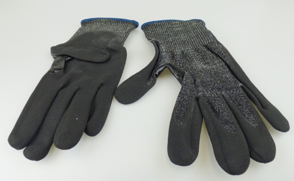 Fingerhandschuhe, sog. Schutzhandschuh Uvex Athletic C XP, in Erwachsenengröße, Foto siehe Anlage,
- als Fünffingerhandschuhe gearbeitet,
- aus buntgewirkten Gewirken (melierte Garne) aus laut Antrag 75 % Polyamid, 7 % Spandex (beides
  synthetische Chemiefasern) und 18 % Glasfasern,
- nachträglich mit Ausnahme des größten Teils der Stulpe, des Handrückens und Teilen der 
  Fingeraußenseiten einseitig (Außenseite) im Tauchverfahren mit Kautschuk (laut Antrag:
  synthetischer Zellkautschuk; Zellstruktur erkennbar) überzogen; das Gewirke ist buntgewirkt
  und dient damit nicht nur der Verstärkung (somit keine Ware des Kapitels 40),
- mit einer elastischen, gerippt gewirkten Stulpe,
- am unteren Rand durch eine kontrastfarbene Überwendlichnaht gesäumt,
- insbesondere im Hinblick auf die gewichtsmäßige Zusammensetzung bestimmen die Spinnstoffe
  gegenüber den Glasfasern den Charakter der Ware.

"Fingerhandschuhe, aus Gewirken, mit Kautschuk überzogen"
