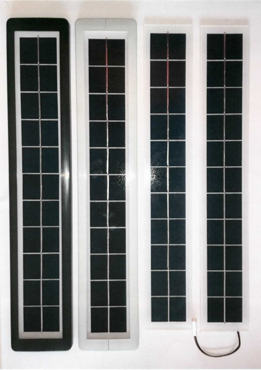 Solarmodul CSM 11.360
- aus 11 polykristallinen Silizium-Solarzellen, mit spezifischen Abmessungen (ca. 455 x 72 x 4,75 mm) und 
  zwei elektrischen Anschlussdrähten auf der Rückseite,
- mit einer Leistung von 3,6 W bei einer Spannung von 5,6 V,
- zur direkten Umwandlung von Sonnenlicht in elektrische Energie,
- zum Laden eines Akkus in einem Rollladensystem.

"Lichtempfindliche Halbleiterbauelemente in Form von Modulen oder Paneelen mit einer Ausgangsspannung 
 von höchstens 50 V Gleichspannung und einer Ausgangsleistung von höchstens 50 W, die ausschließlich 
 zur unmittelbaren Verwendung als Batterieladegeräte in Systemen mit denselben Spannungs- und 
 Leistungsmerkmalen bestimmt sind; Solarmodul"